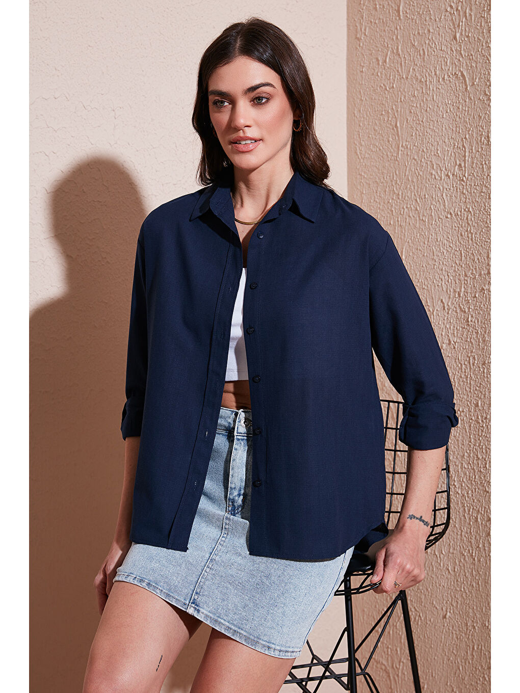 Lacivert Keten Ve Pamuk Karışımlı Regular Fit Önü Kısa Arkası Uzun Kadın Gömlek 6772853