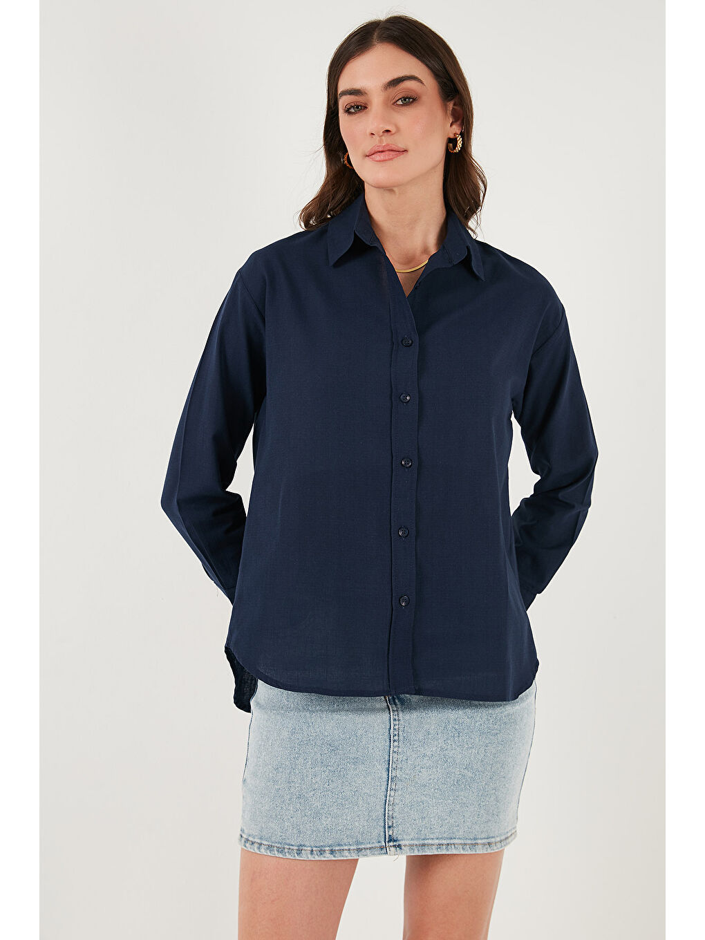 Lacivert Keten Ve Pamuk Karışımlı Regular Fit Önü Kısa Arkası Uzun Kadın Gömlek 6772853-3