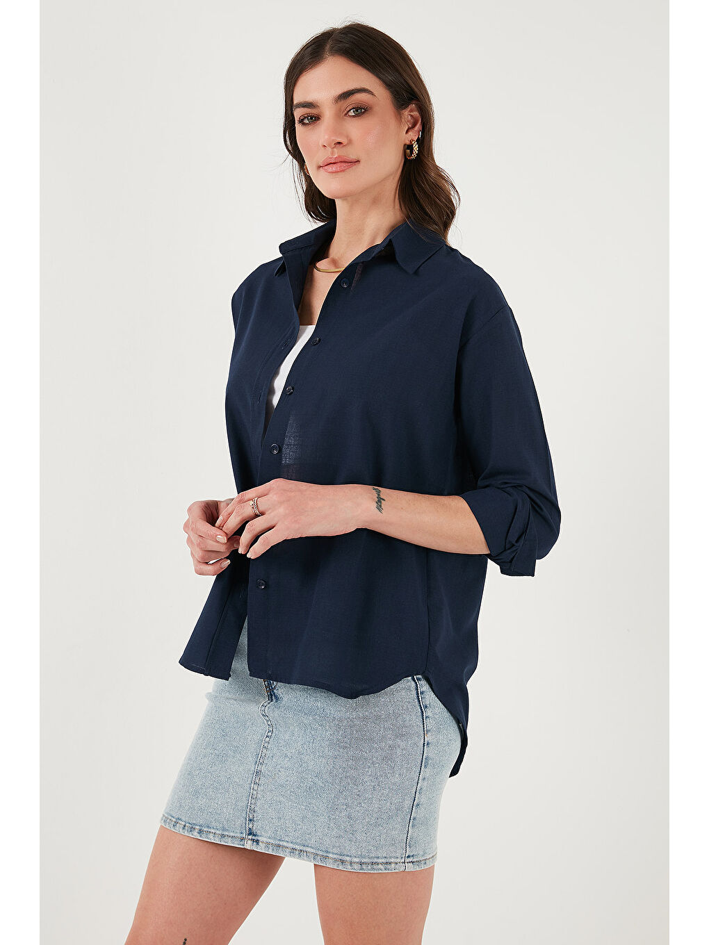 Lacivert Keten Ve Pamuk Karışımlı Regular Fit Önü Kısa Arkası Uzun Kadın Gömlek 6772853-4