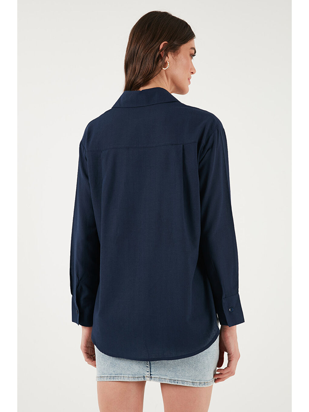 Lacivert Keten Ve Pamuk Karışımlı Regular Fit Önü Kısa Arkası Uzun Kadın Gömlek 6772853-6