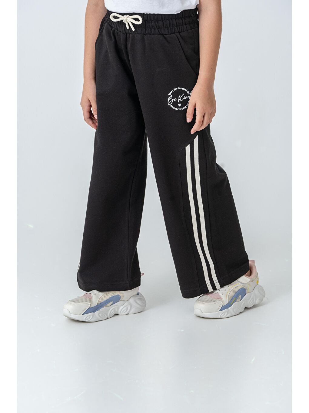 Siyah Yanlar Grogren Şeritli Bol Paça Önü Baskılı Kız Çocuk Eşofman Altı-2