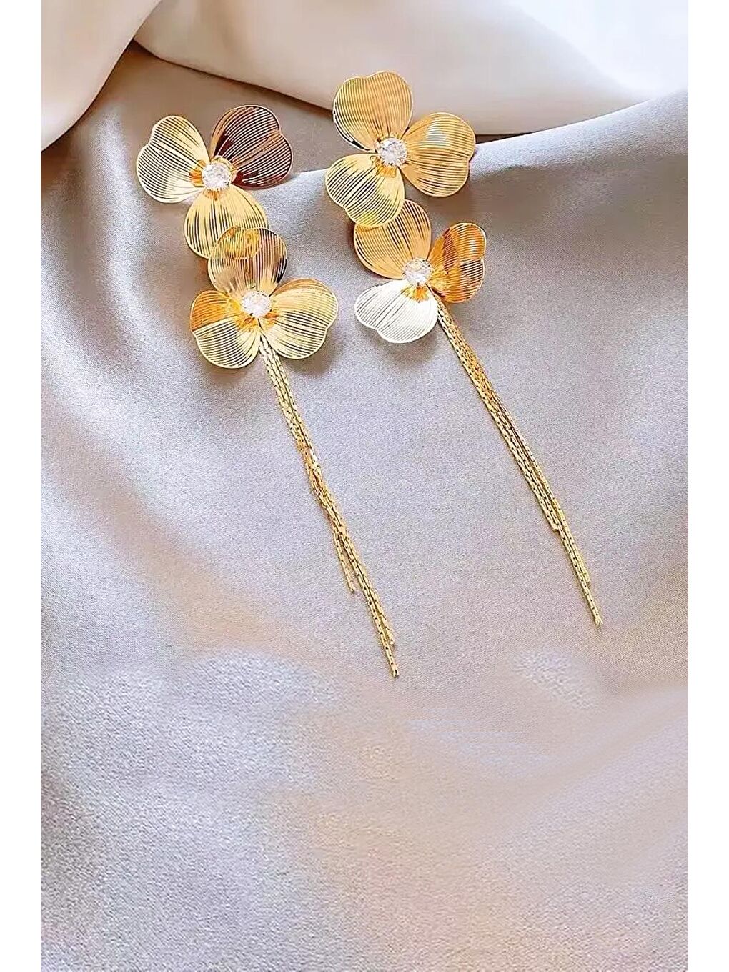 Sarı Püsküllü Çiçek Küpe