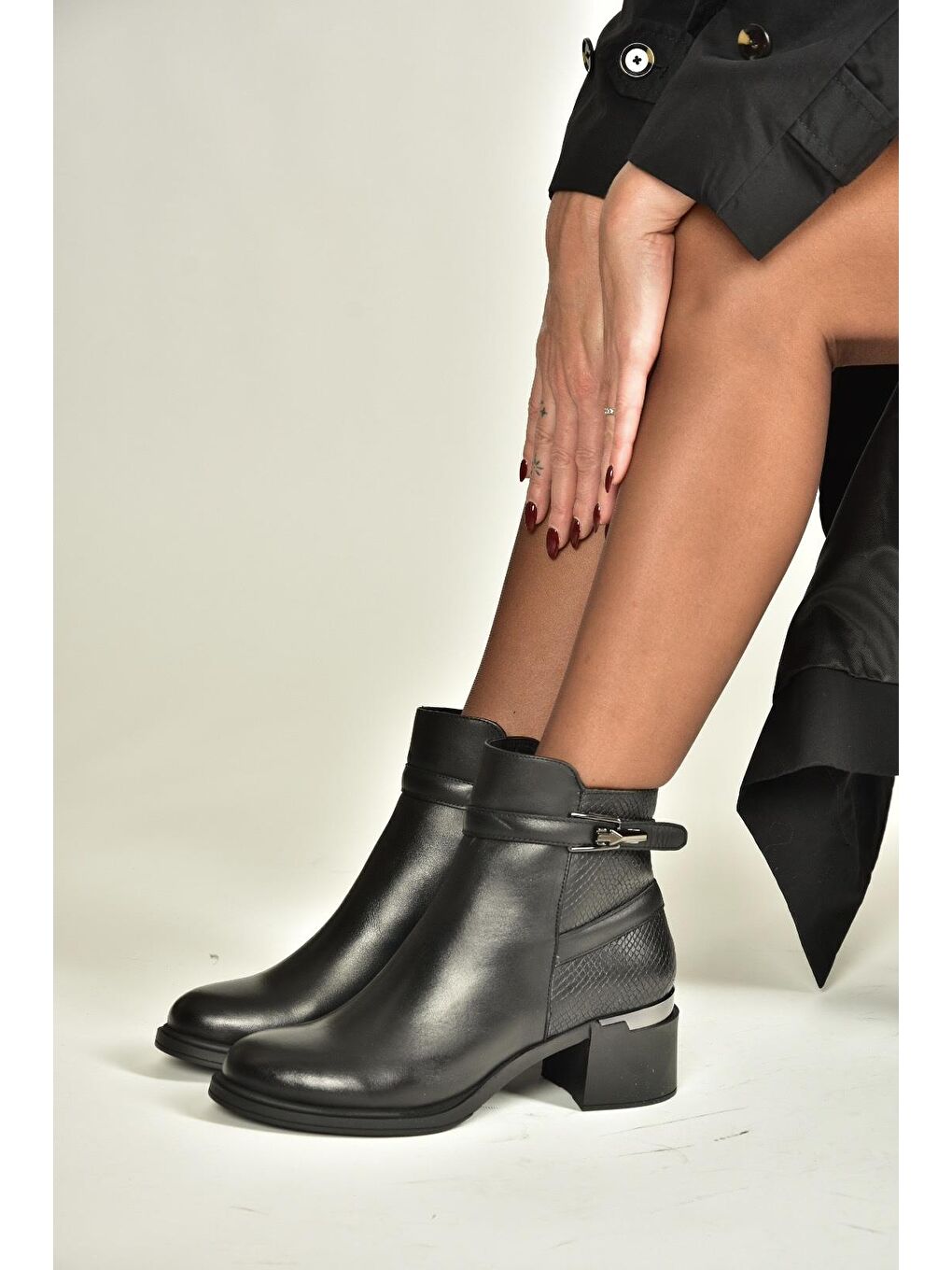 Siyah Kadın Bot V555258003-2