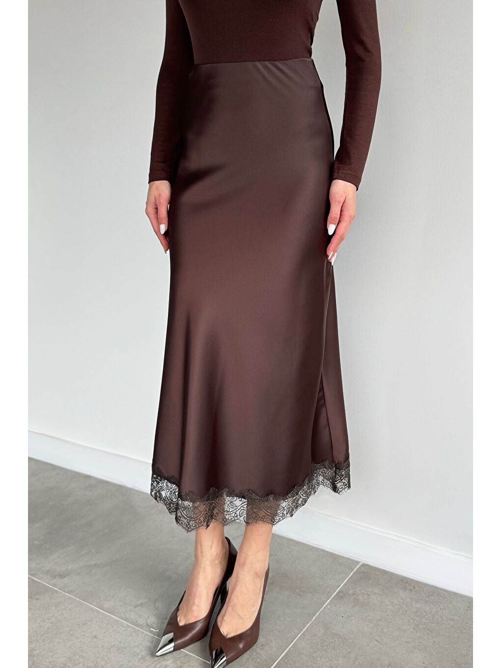 Kahverengi Kadın Dantel Detaylı Saten Etek-1