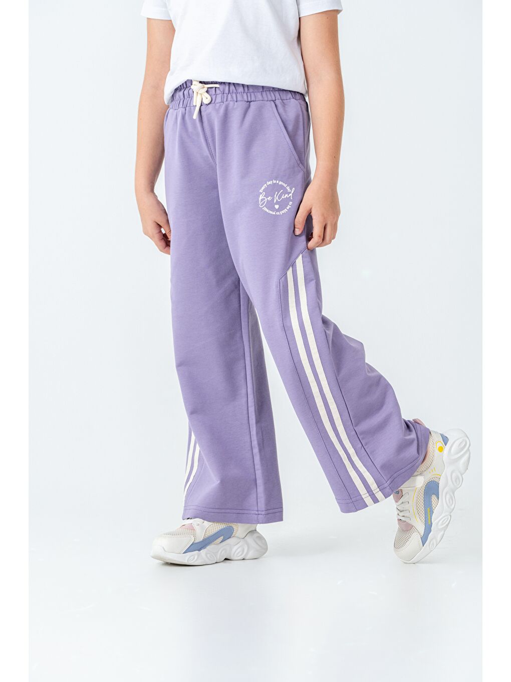 Lila Yanlar Grogren Şeritli Bol Paça Önü Baskılı Kız Çocuk Eşofman Altı-2