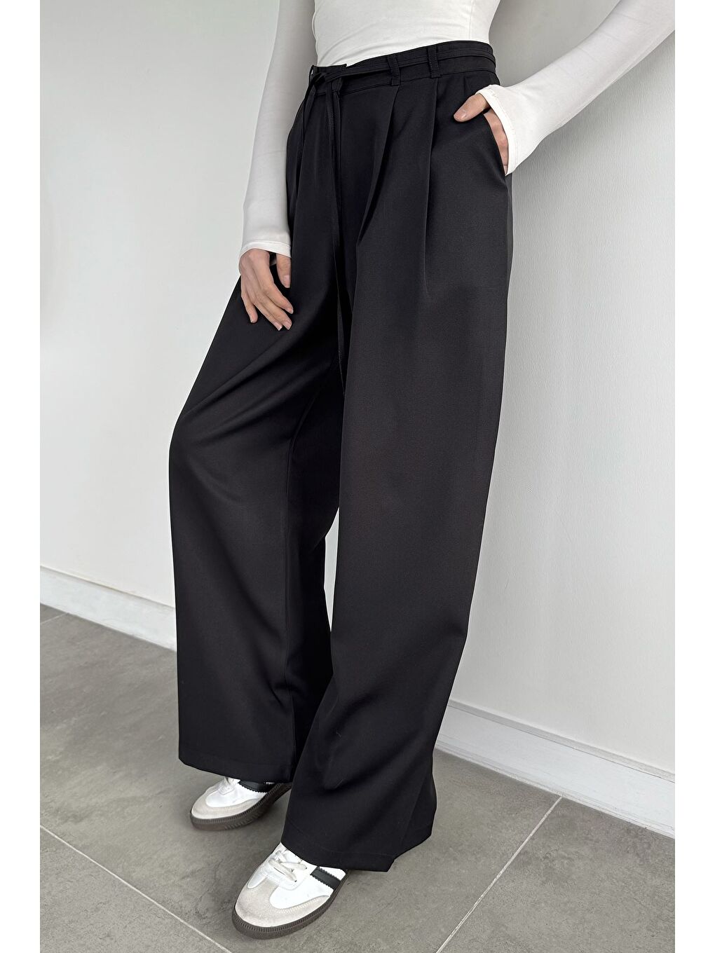 Siyah Kadın Bel Bağcıklı Bol Paça Pantolon-2