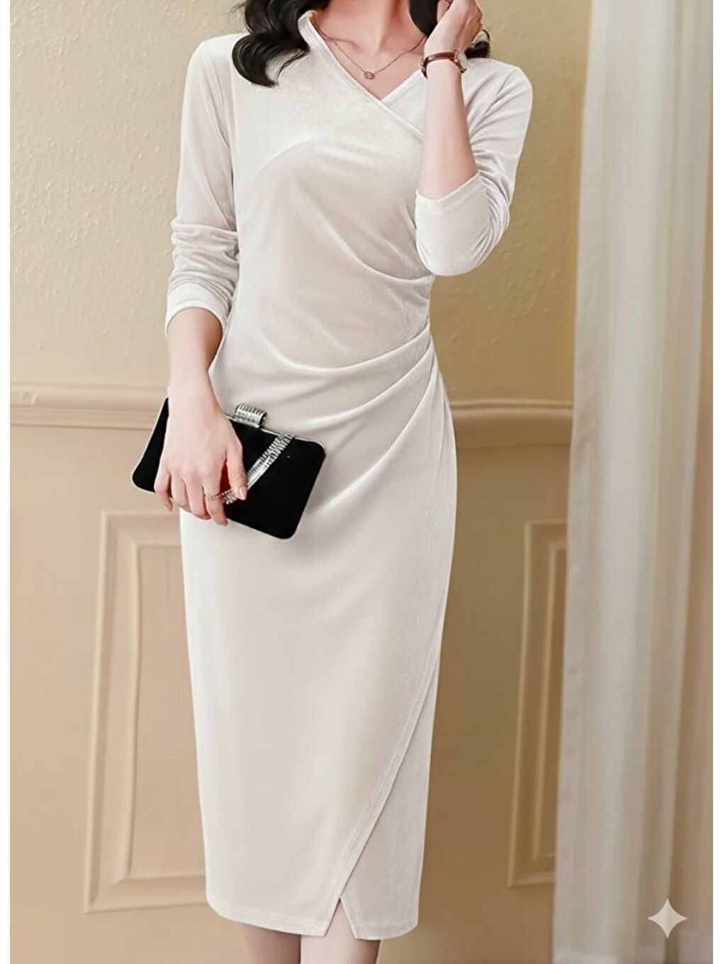 Bej Kadın Uzun Kollu Kruvaze Yakalı Yandan Büzgülü önden çapraz Detaylı Midi Kadife Elbise