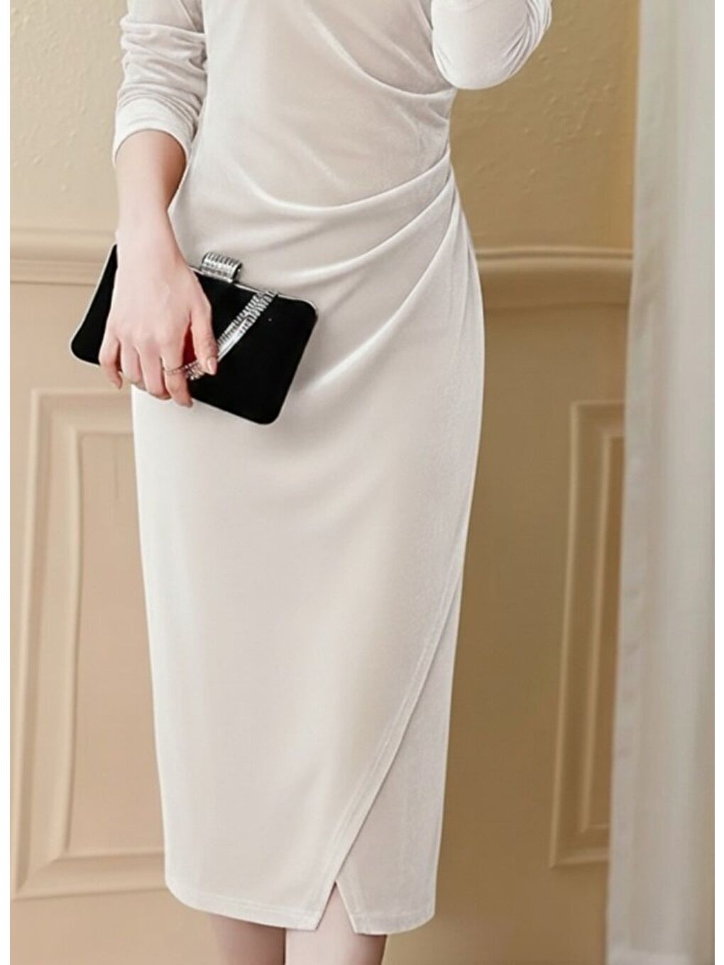 Bej Kadın Uzun Kollu Kruvaze Yakalı Yandan Büzgülü önden çapraz Detaylı Midi Kadife Elbise-2