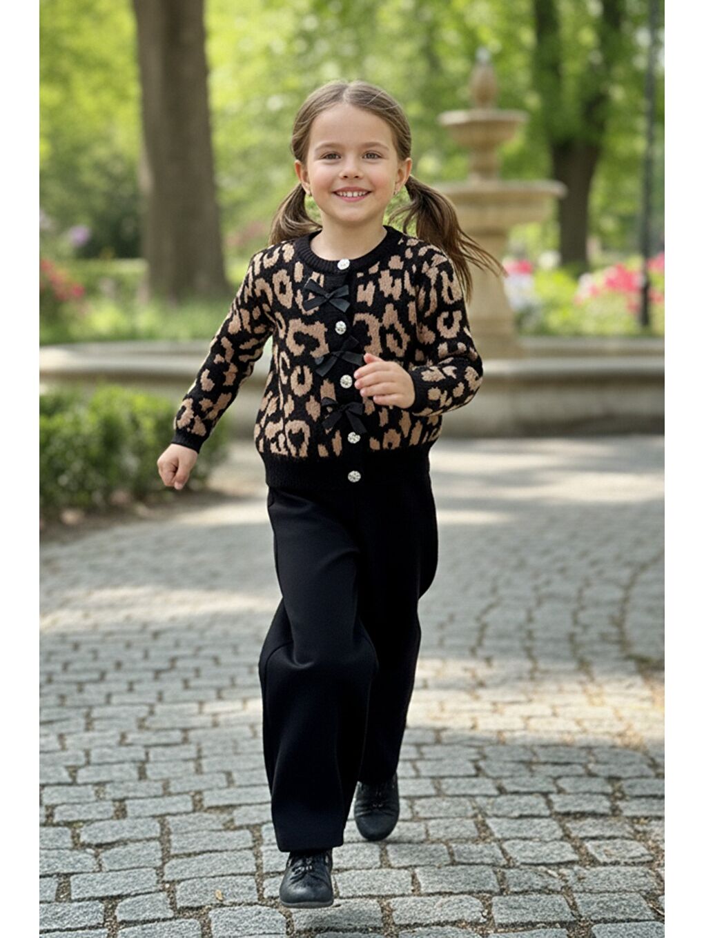 Siyah Leopar Desenli Fiyonklu Kız Çocuk Hırka-1