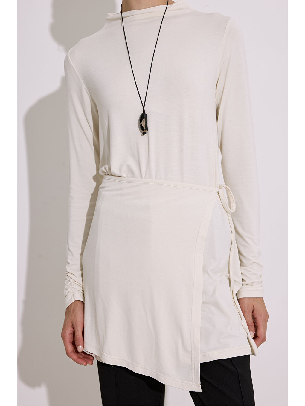 Beyaz Dökümlü Bağlama Detaylı Bluz İnci