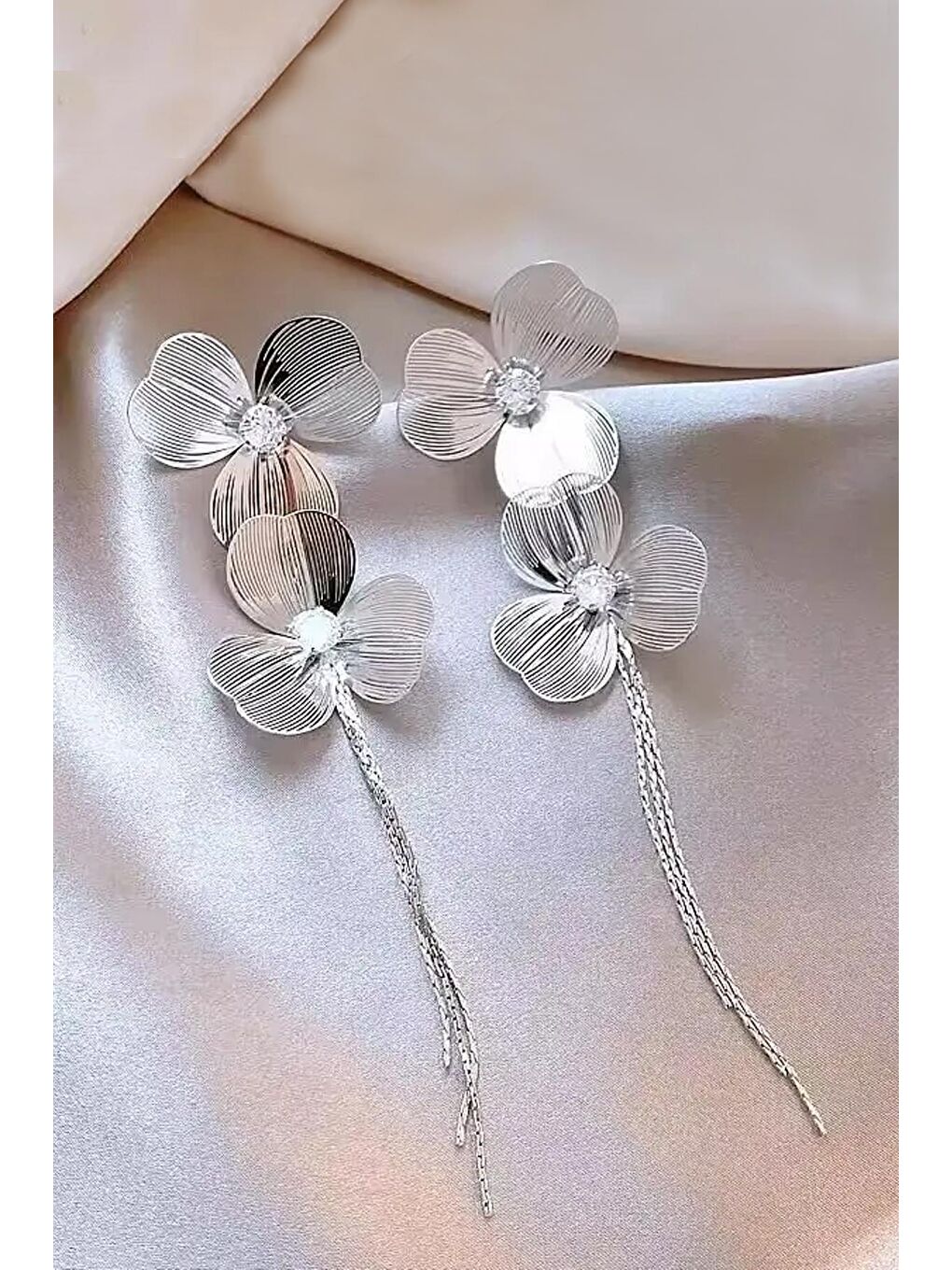 Gri Püsküllü Çiçek Küpe-1