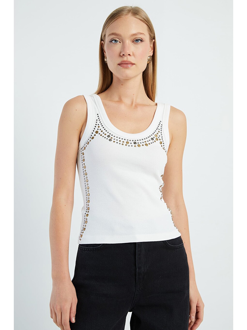Beyaz Zımbalı Kalın Askılı Slim Fit Bluz-1