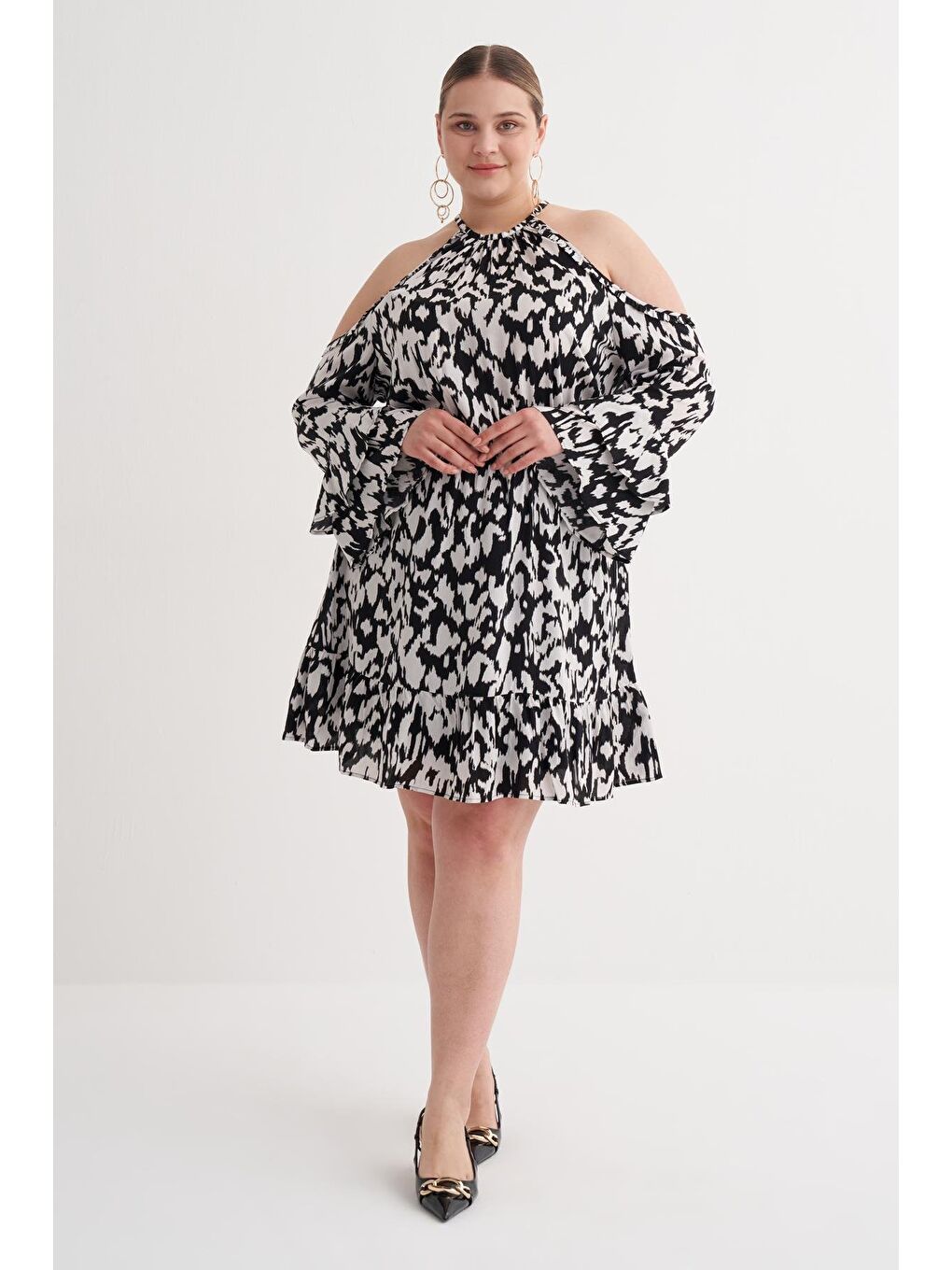 Siyah Pencere Detaylı Volanlı Elbise