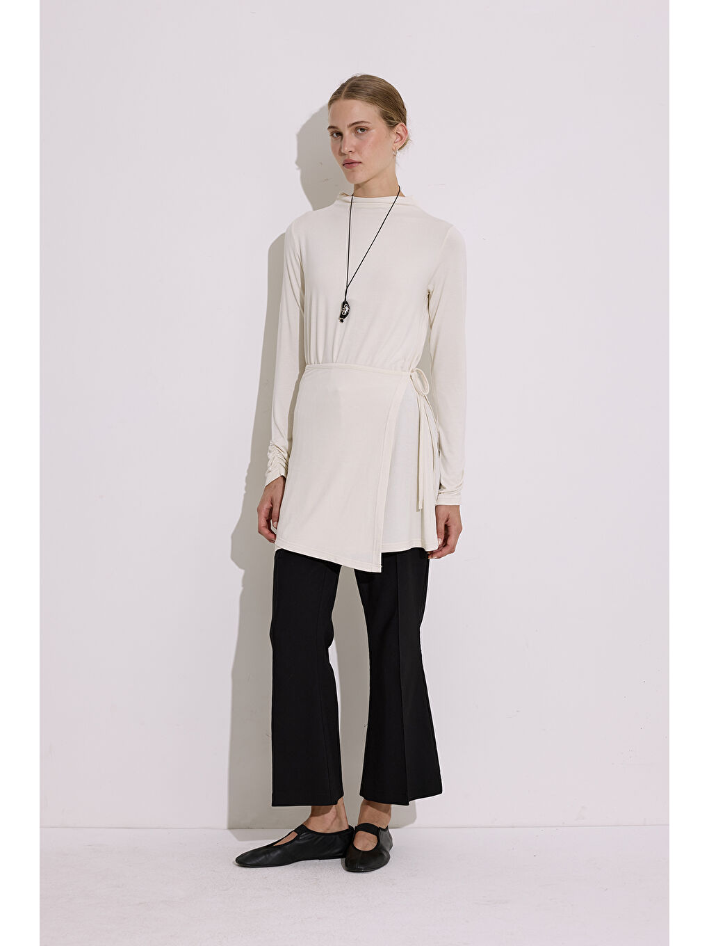 Beyaz Dökümlü Bağlama Detaylı Bluz İnci-2