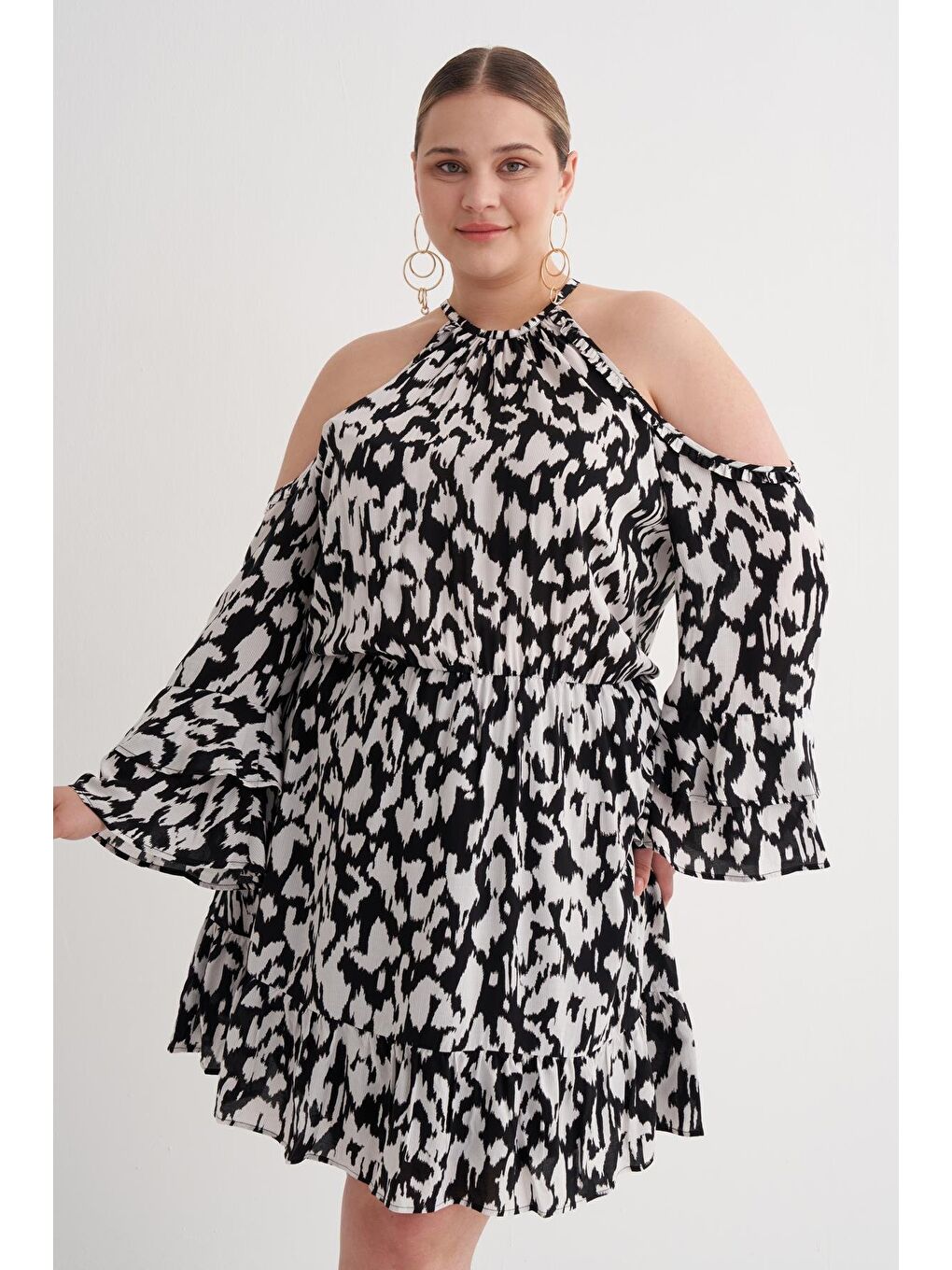 Siyah Pencere Detaylı Volanlı Elbise-1