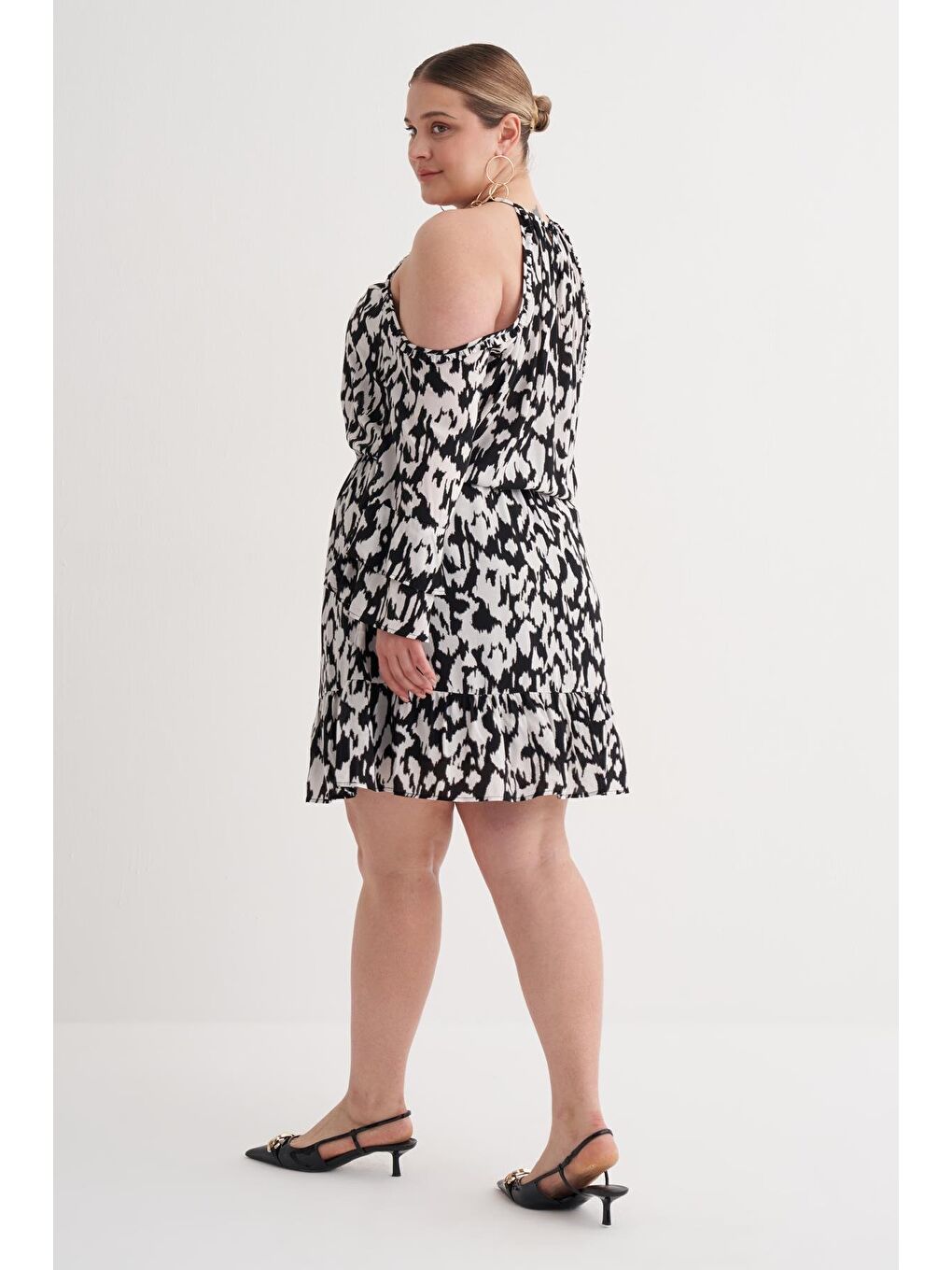 Siyah Pencere Detaylı Volanlı Elbise-2