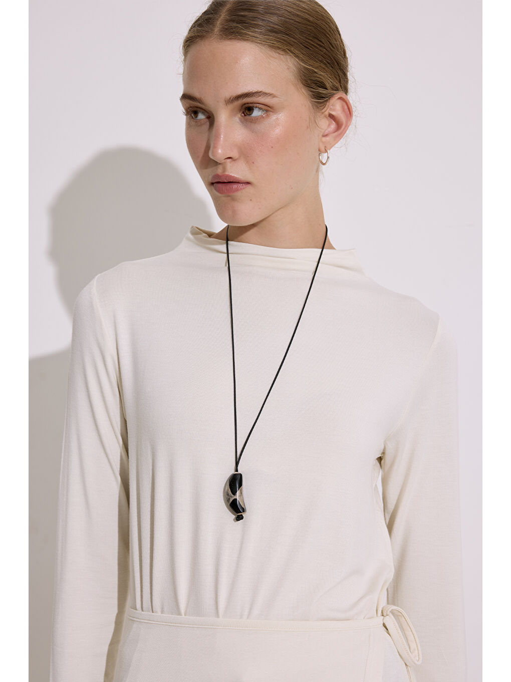 Beyaz Dökümlü Bağlama Detaylı Bluz İnci-3