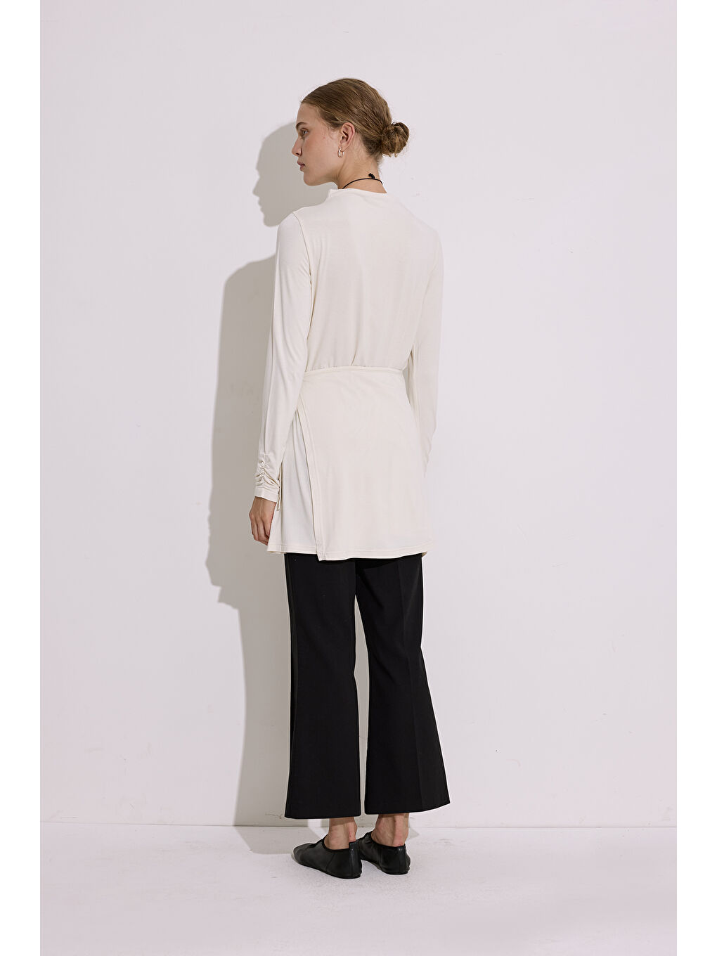 Beyaz Dökümlü Bağlama Detaylı Bluz İnci-4