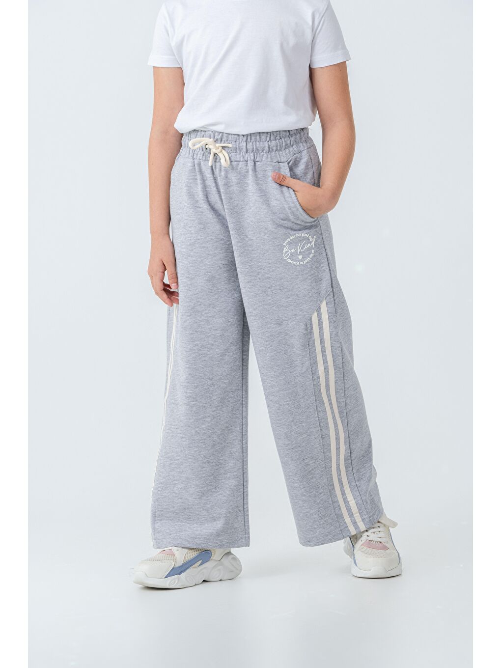 Gri Yanlar Grogren Şeritli Bol Paça Önü Baskılı Kız Çocuk Eşofman Altı-3