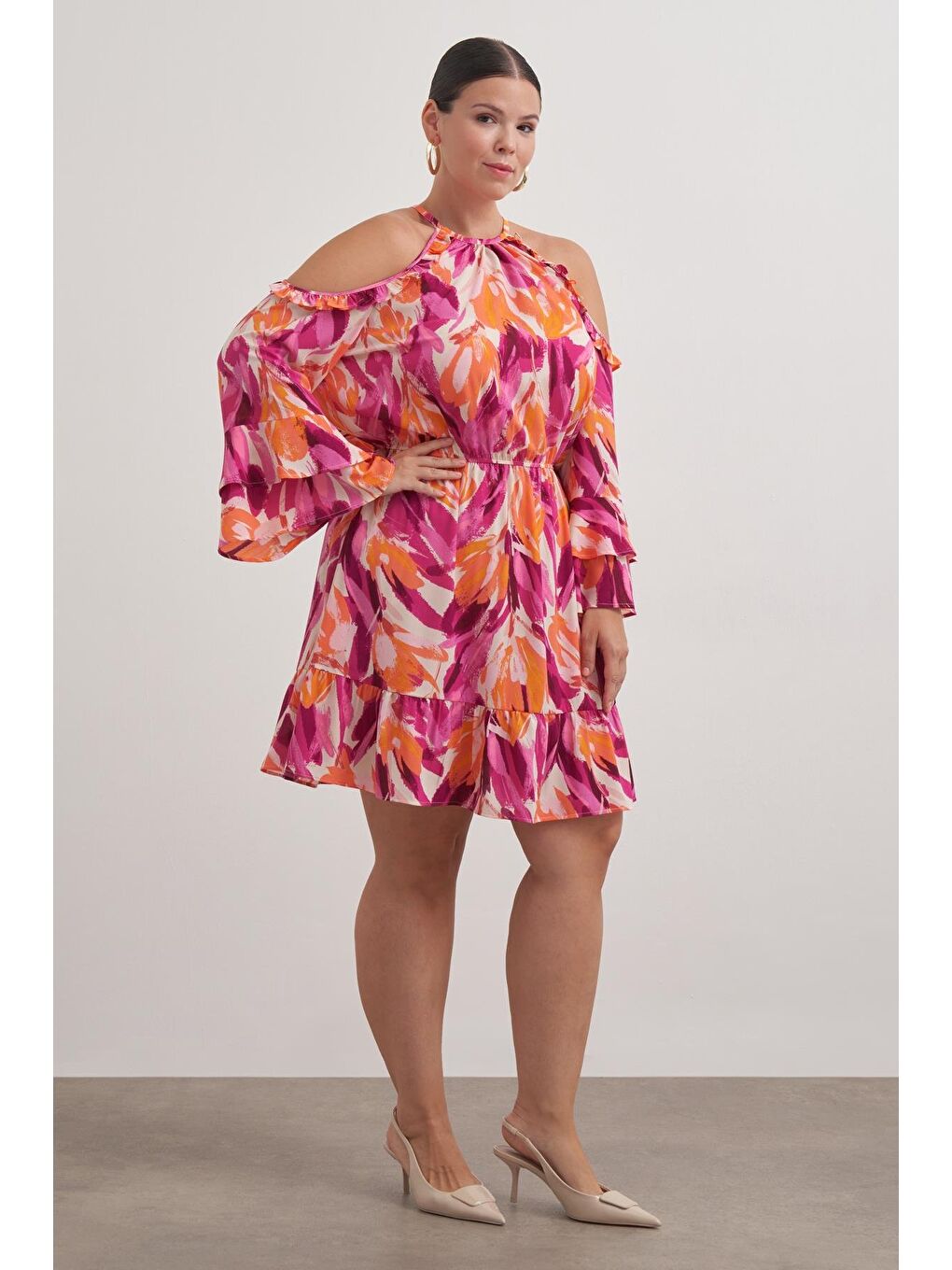 Siyah Pencere Detaylı Volanlı Elbise-2