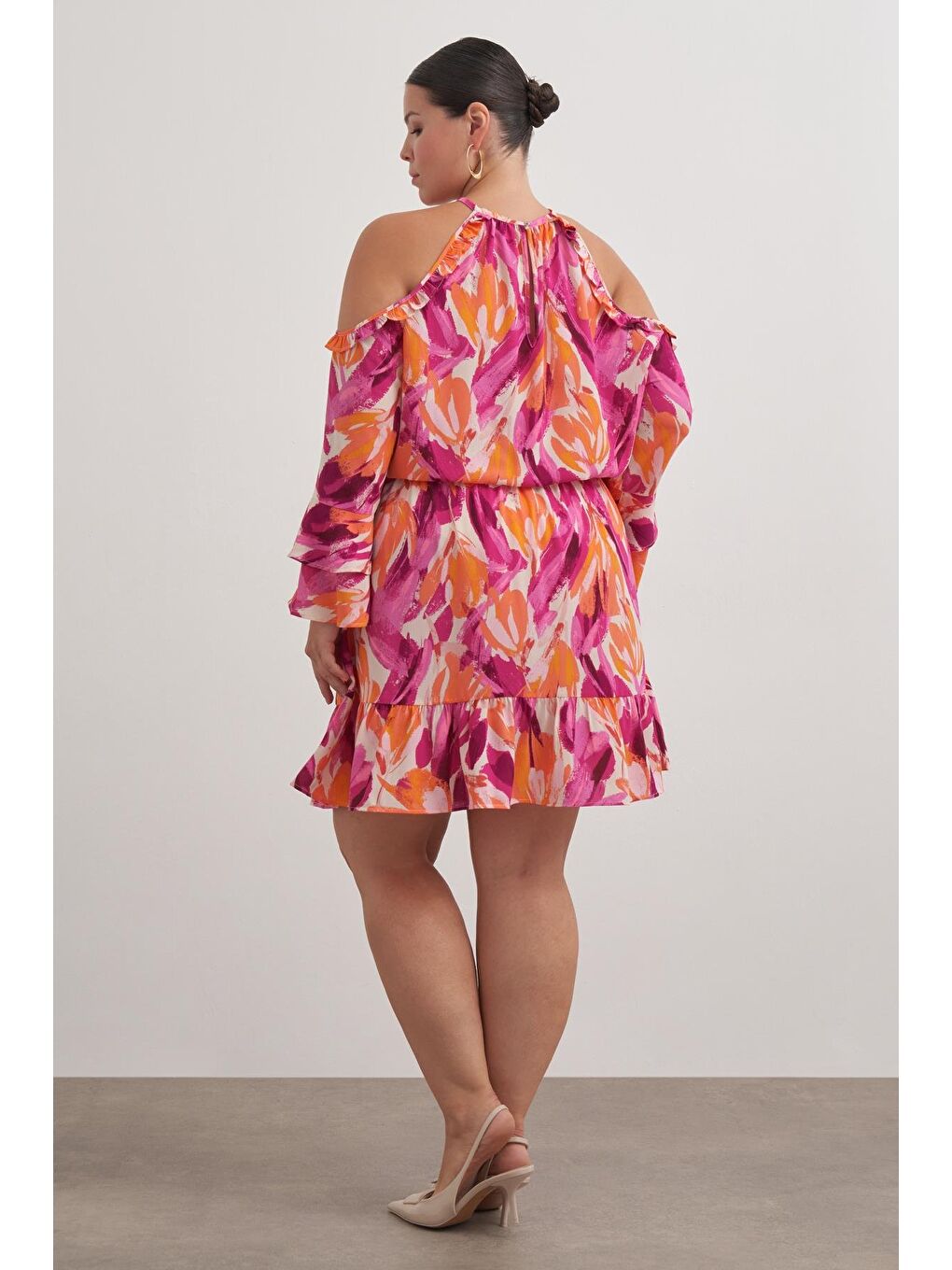 Siyah Pencere Detaylı Volanlı Elbise-3