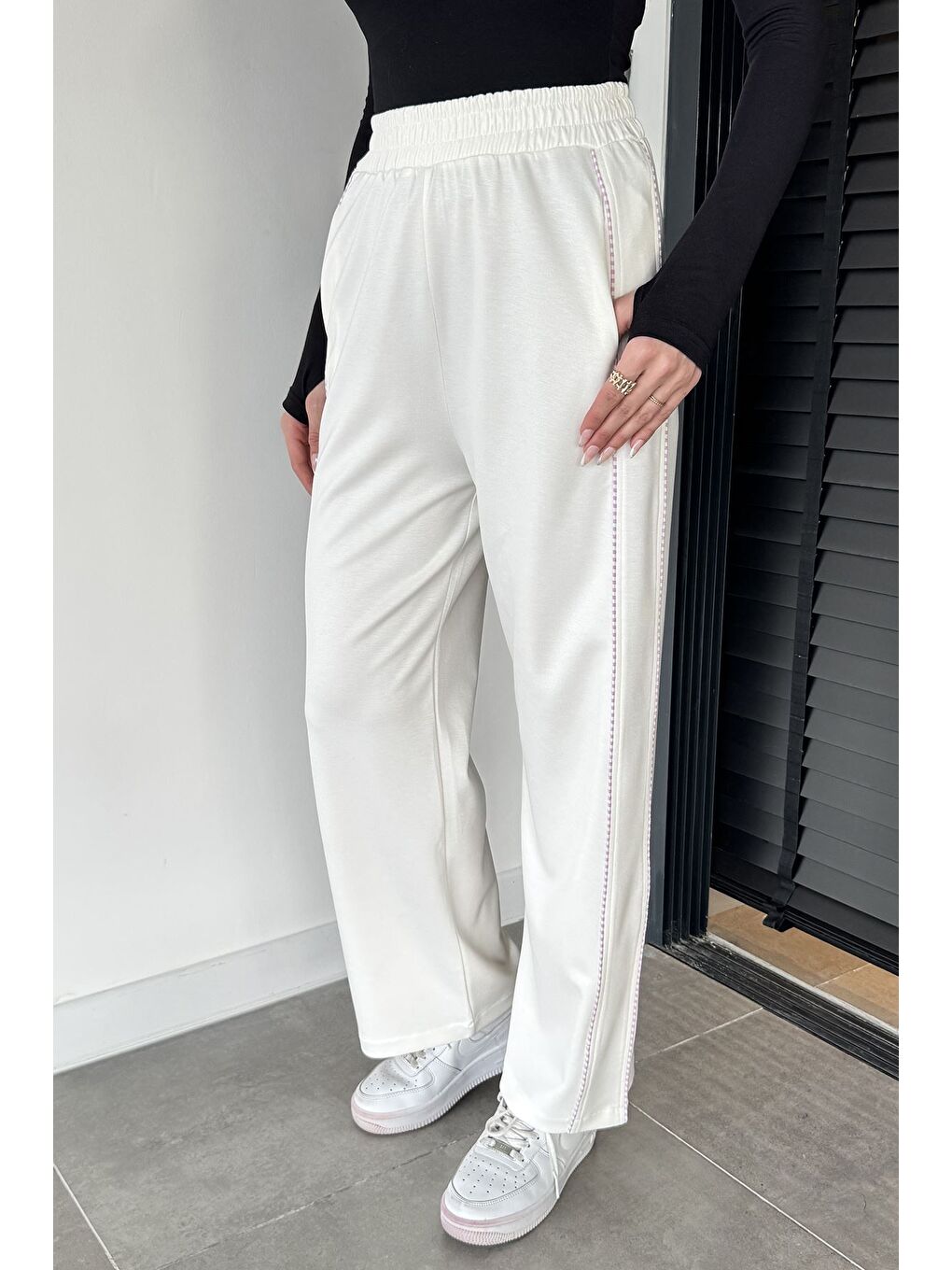 Ekru Kadın Bel Lastikli Yan Şerit Detaylı Pantolon