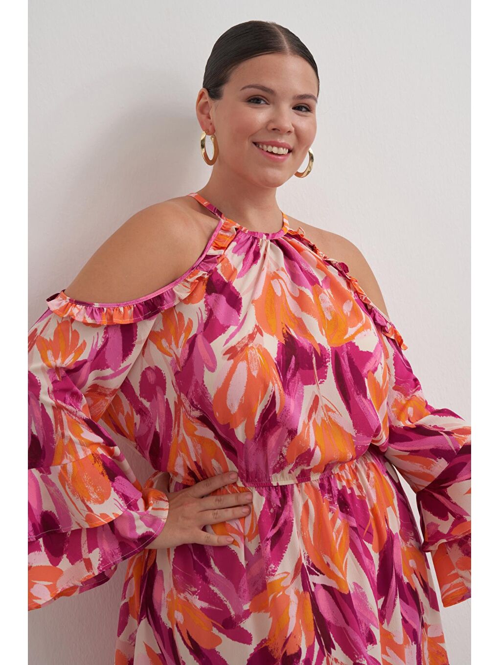 Siyah Pencere Detaylı Volanlı Elbise-4