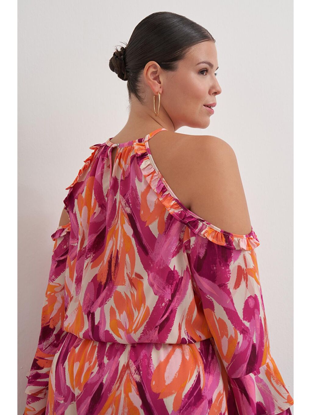 Siyah Pencere Detaylı Volanlı Elbise-5