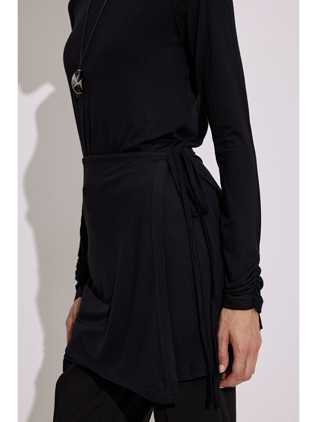 Dökümlü Bağlama Detaylı Bluz Siyah-3