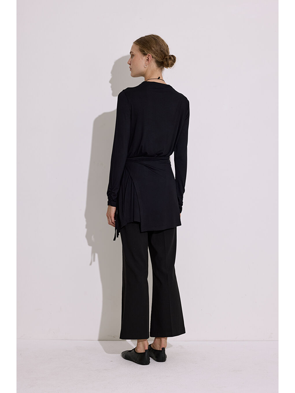 Dökümlü Bağlama Detaylı Bluz Siyah-4