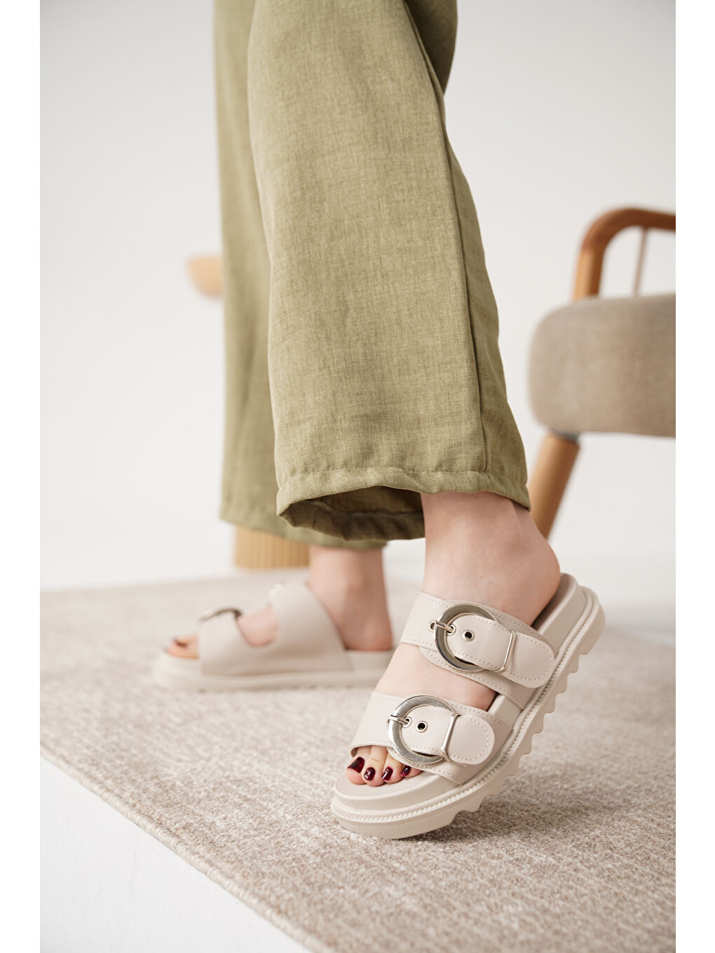 Bej D0793 Günlük Ortopedik Çift Toka Konforlu Terlik-3