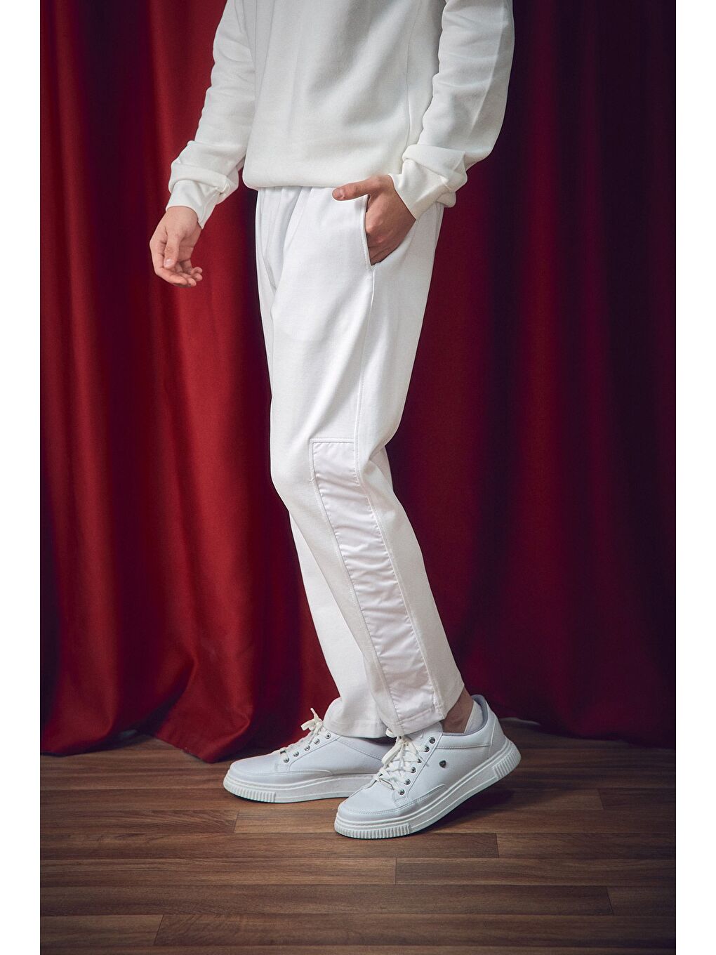 Beyaz Beli Lastikli Straight Eşofman Altı-1