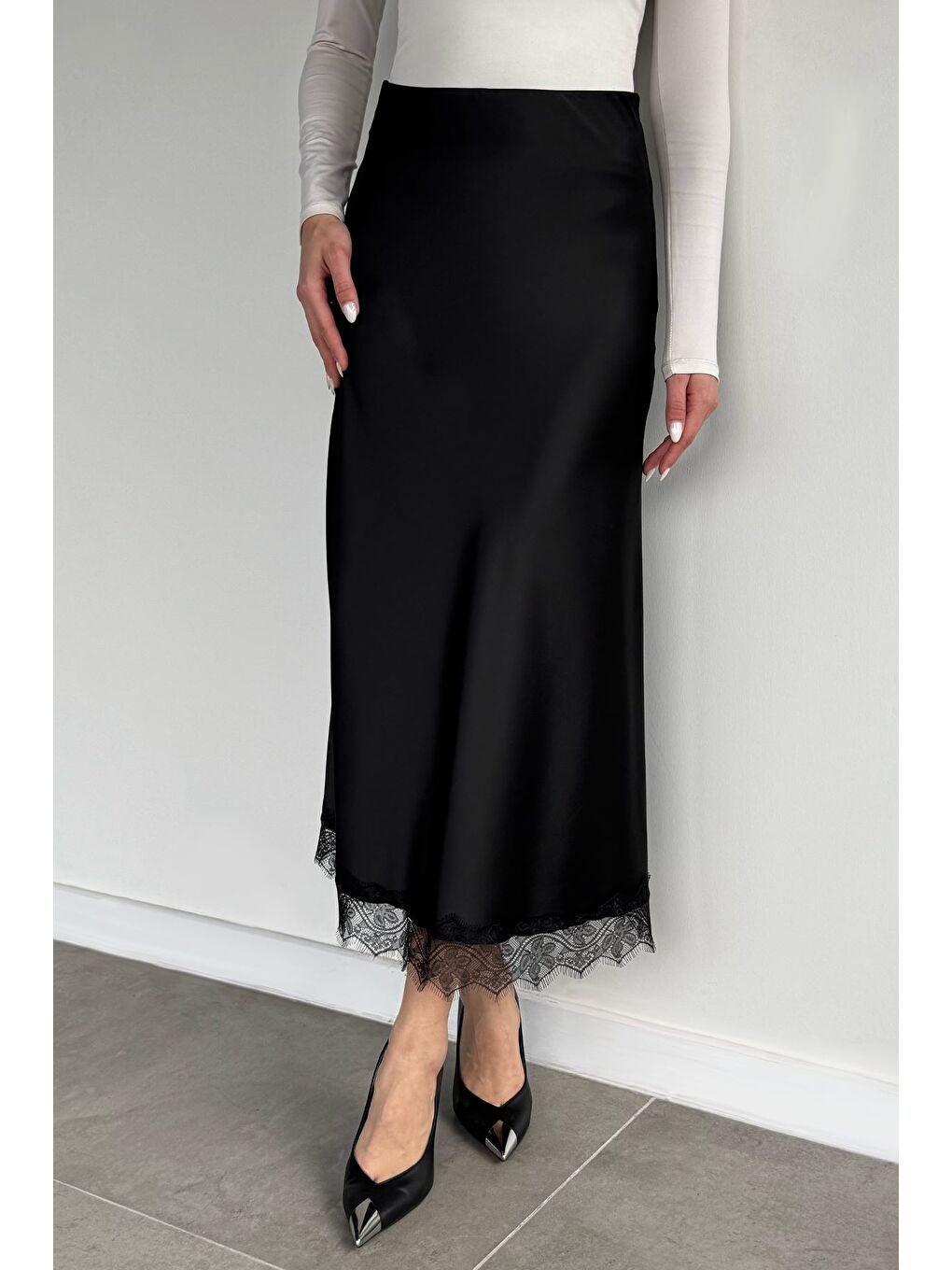 Siyah Kadın Dantel Detaylı Saten Etek