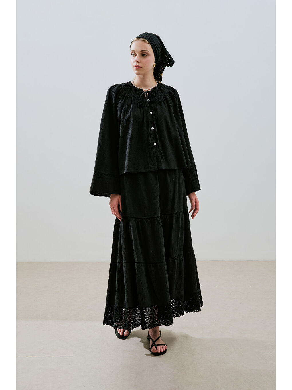 Dokulu İşlemeli Kısa Bluz Siyah