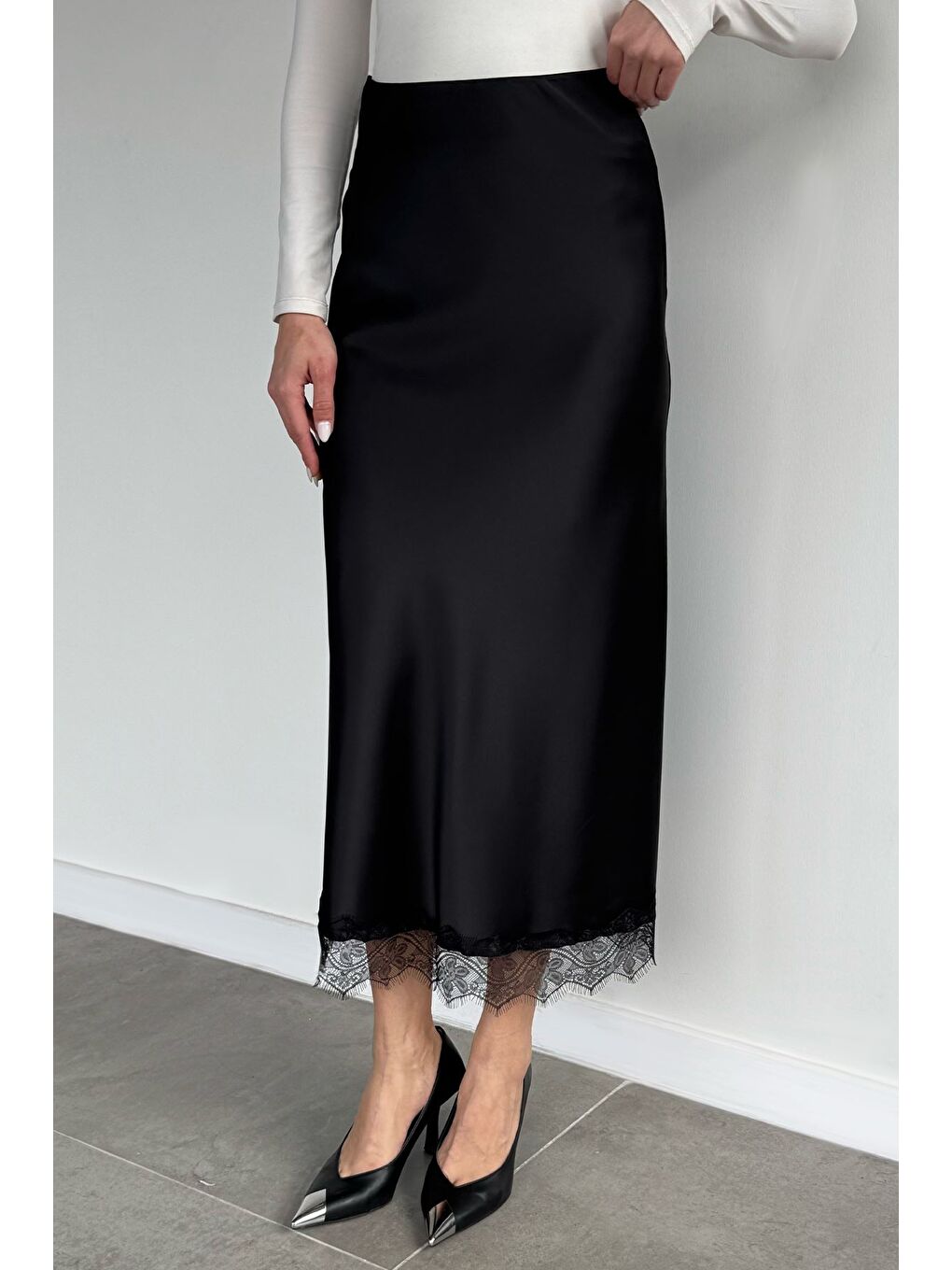 Siyah Kadın Dantel Detaylı Saten Etek-1