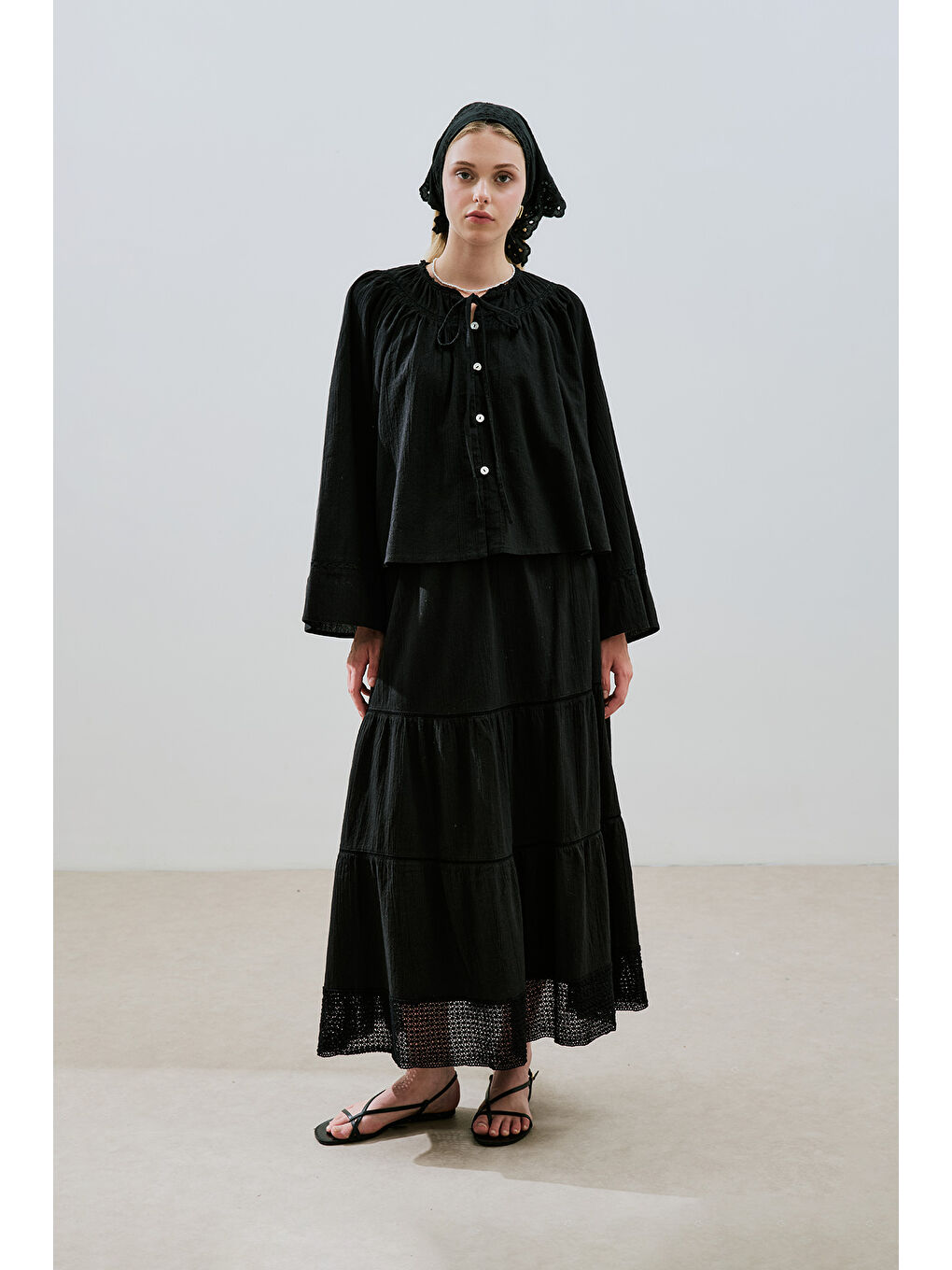 Dokulu İşlemeli Kısa Bluz Siyah-1