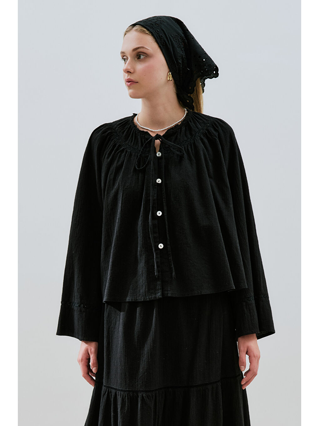 Dokulu İşlemeli Kısa Bluz Siyah-2