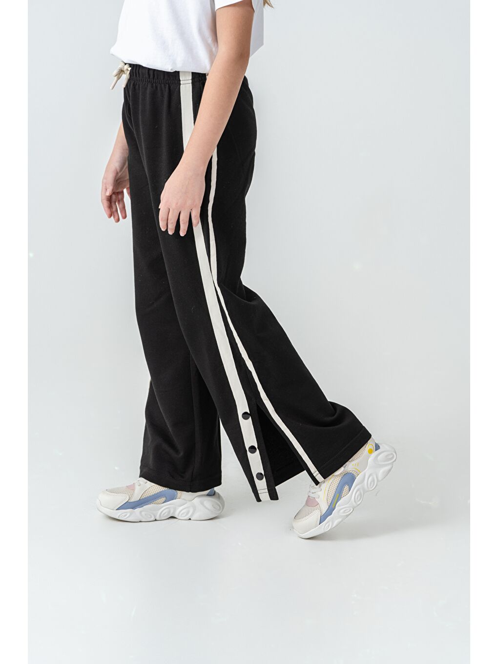 Siyah Yanlar Grogren Şeritli Paçalar Çıtçıtlı Kız Çocuk Eşofman Alt-1