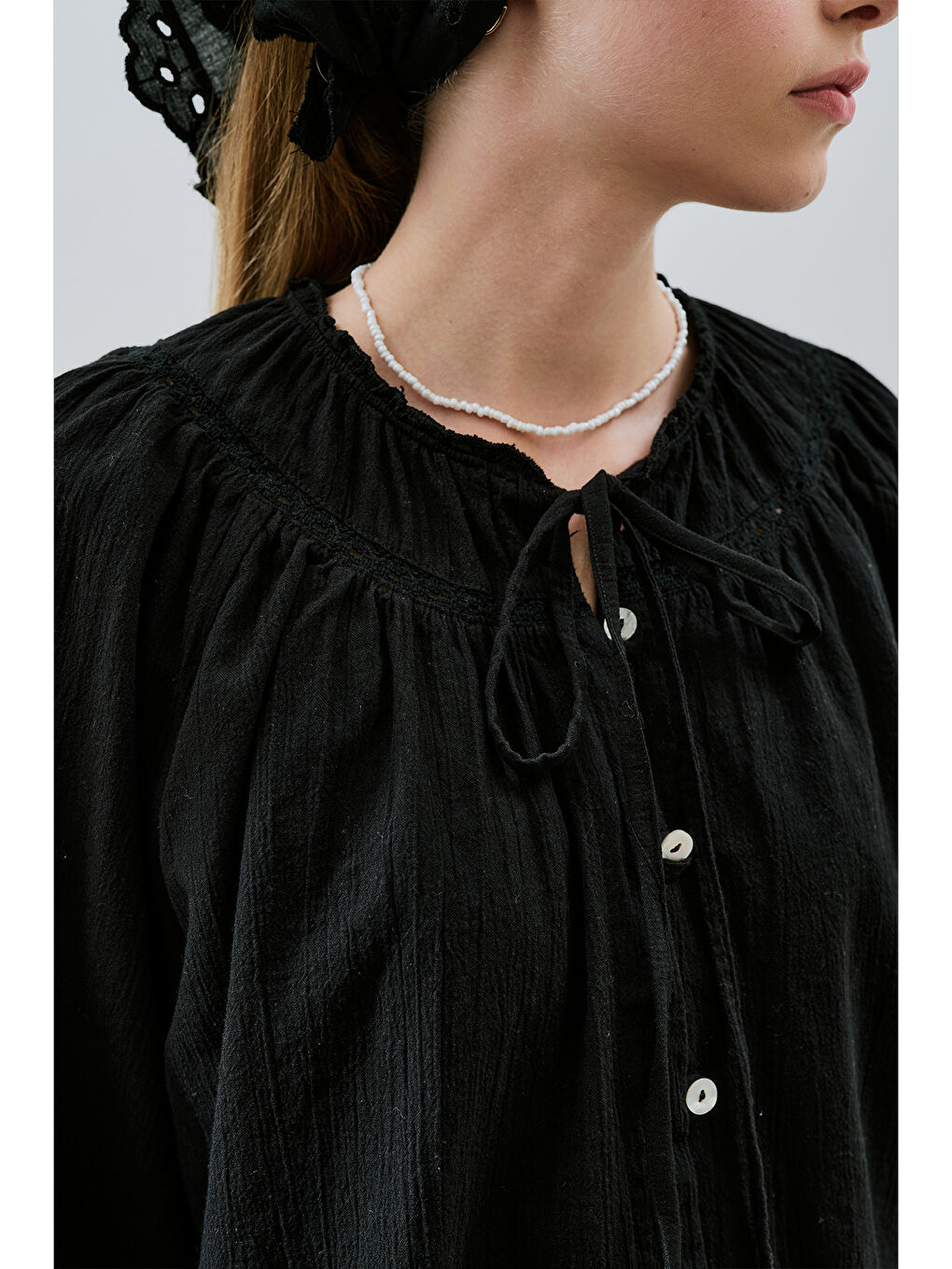 Dokulu İşlemeli Kısa Bluz Siyah-4