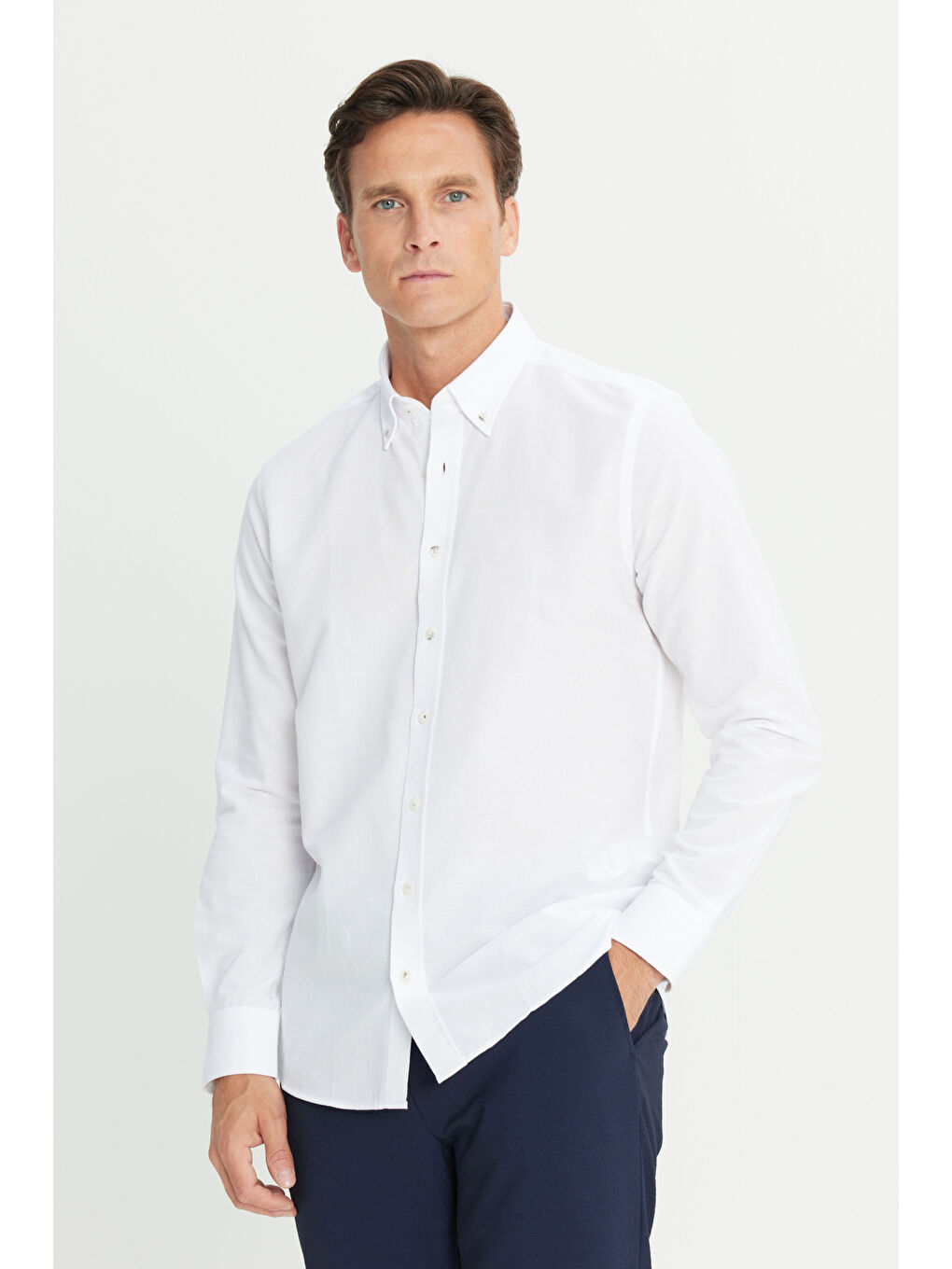 Erkek Beyaz Slim Fit Dar Kesim Düğmeli Yaka Pamuklu Gömlek