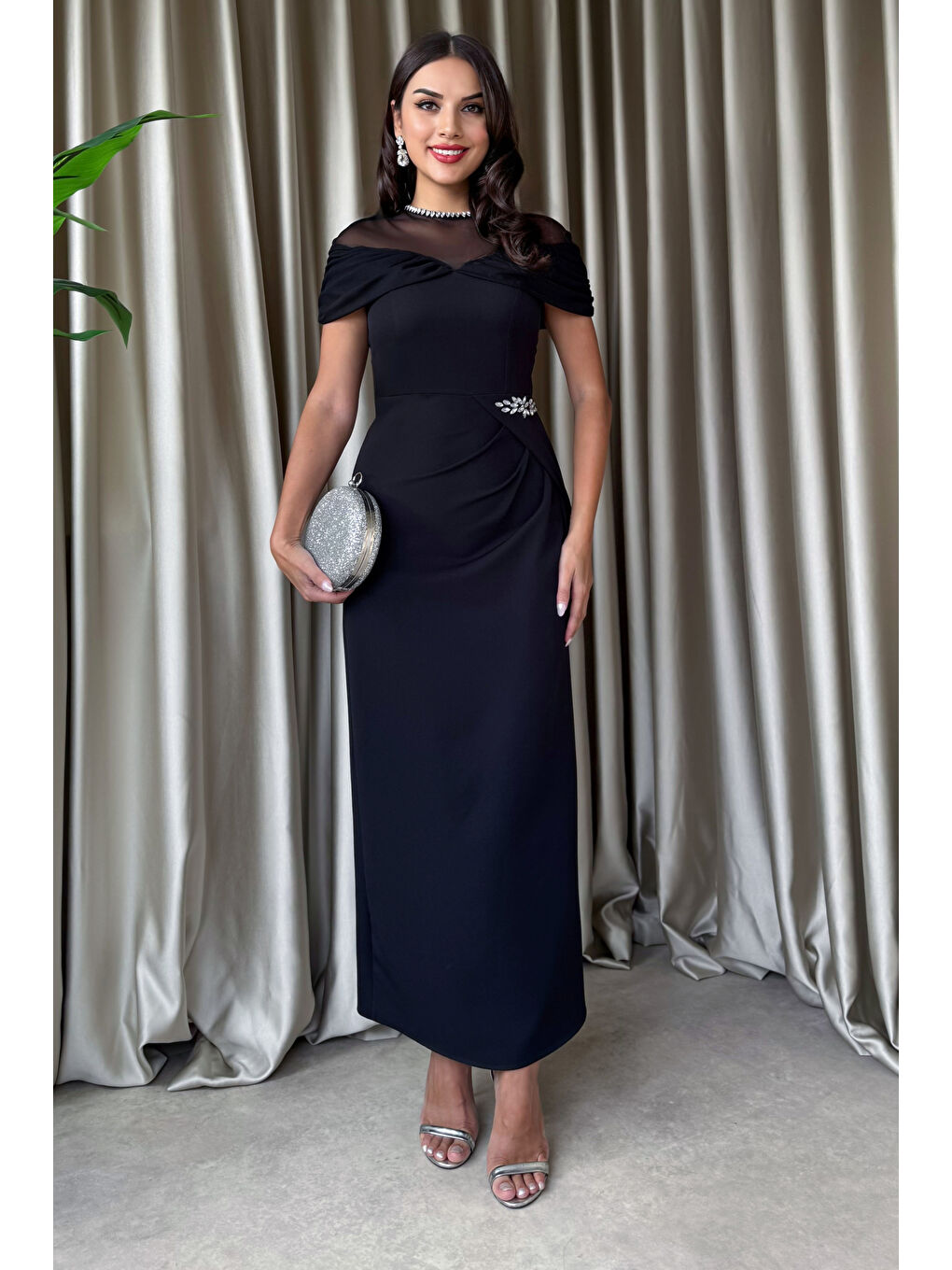 Kadın Siyah Taş Yaka Drapeli Midi Davet Elbisesi