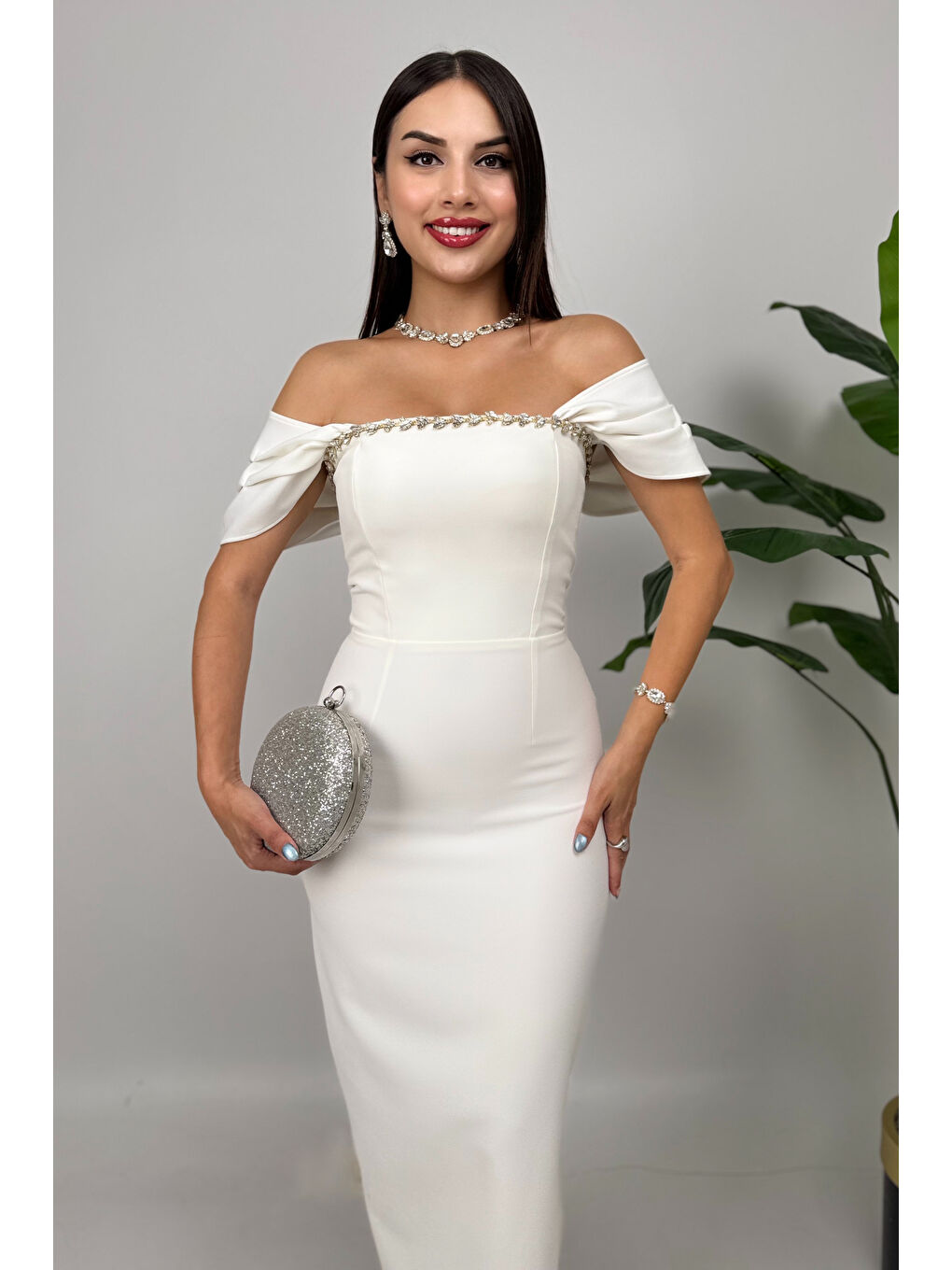 Kadın Beyaz Düşük Omuz Taş Detay Yırtmaçlı Maxi Kalem Elbise-1
