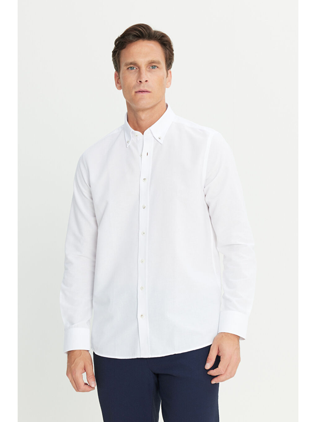 Erkek Beyaz Slim Fit Dar Kesim Düğmeli Yaka Pamuklu Gömlek-2
