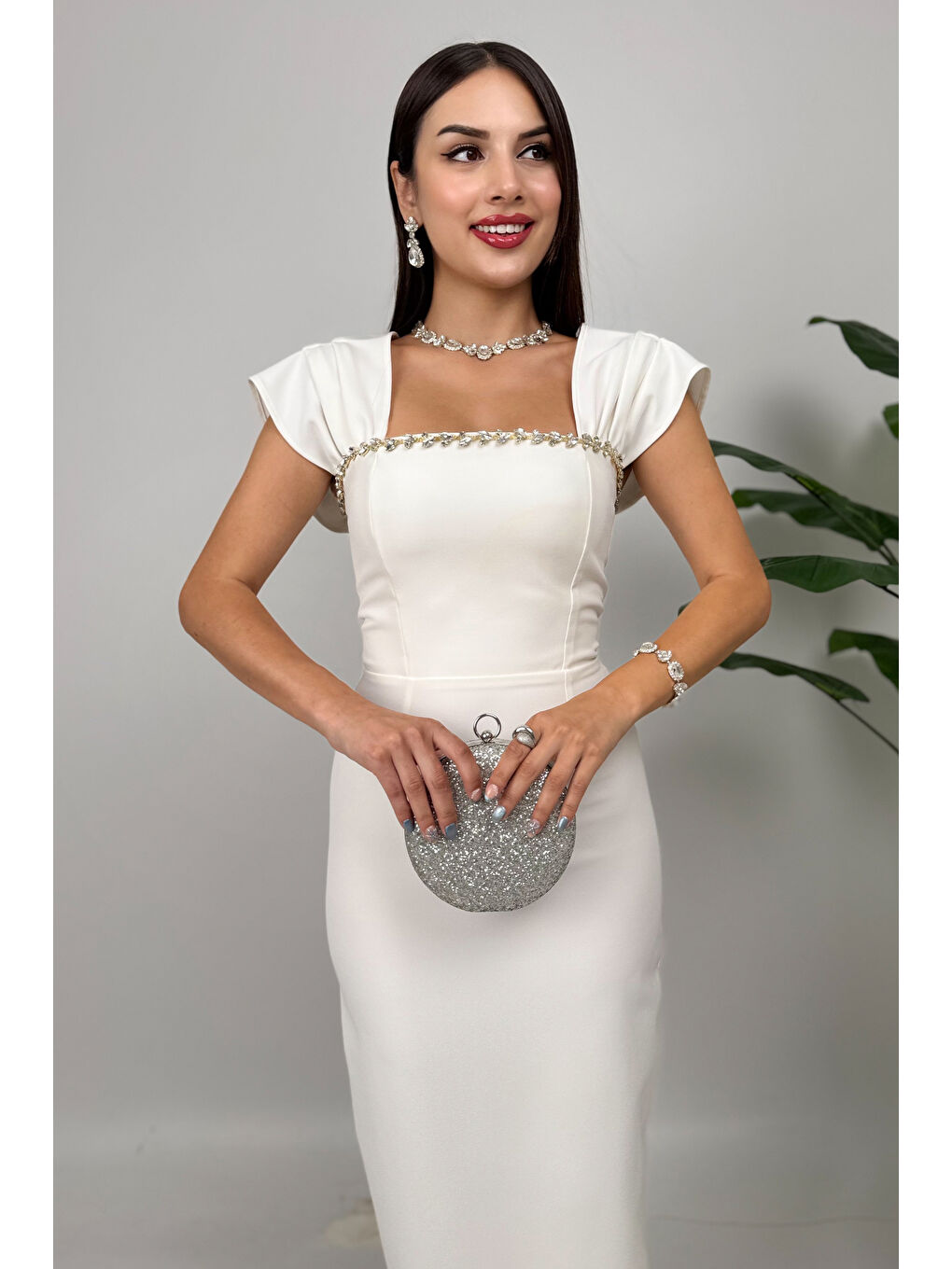 Kadın Beyaz Düşük Omuz Taş Detay Yırtmaçlı Maxi Kalem Elbise-3