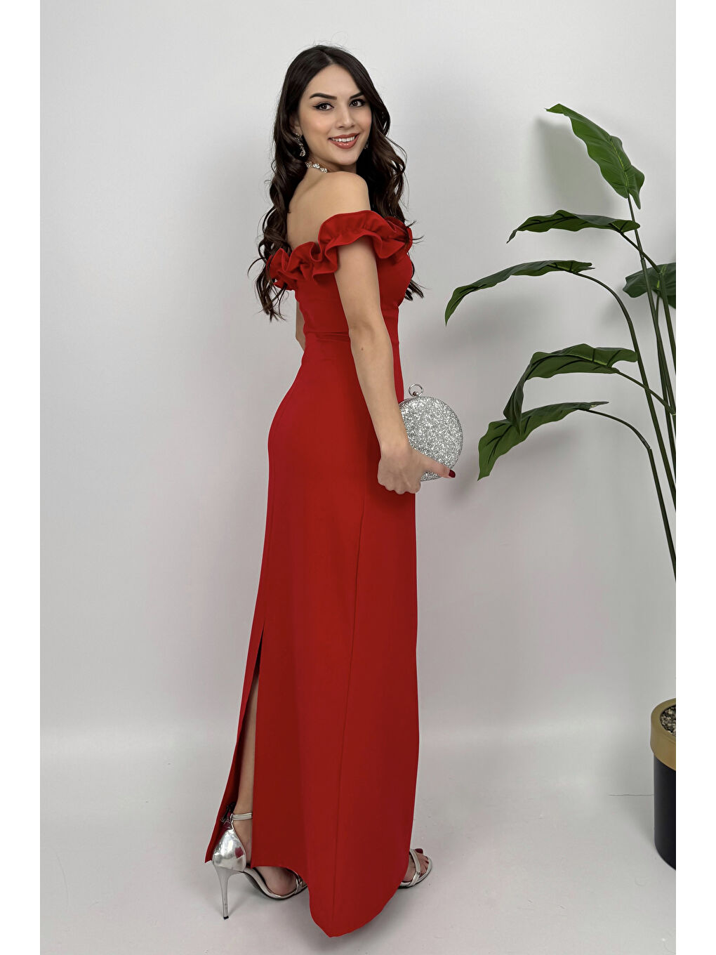 Kadın Kırmızı Fırfırlı Kayık Yaka Uzun Abiye Elbise