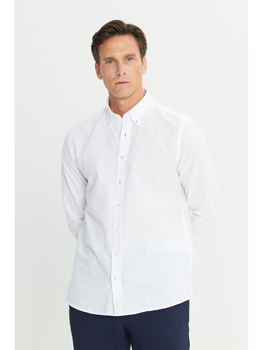 Erkek Beyaz Slim Fit Dar Kesim Düğmeli Yaka Pamuklu Gömlek-3