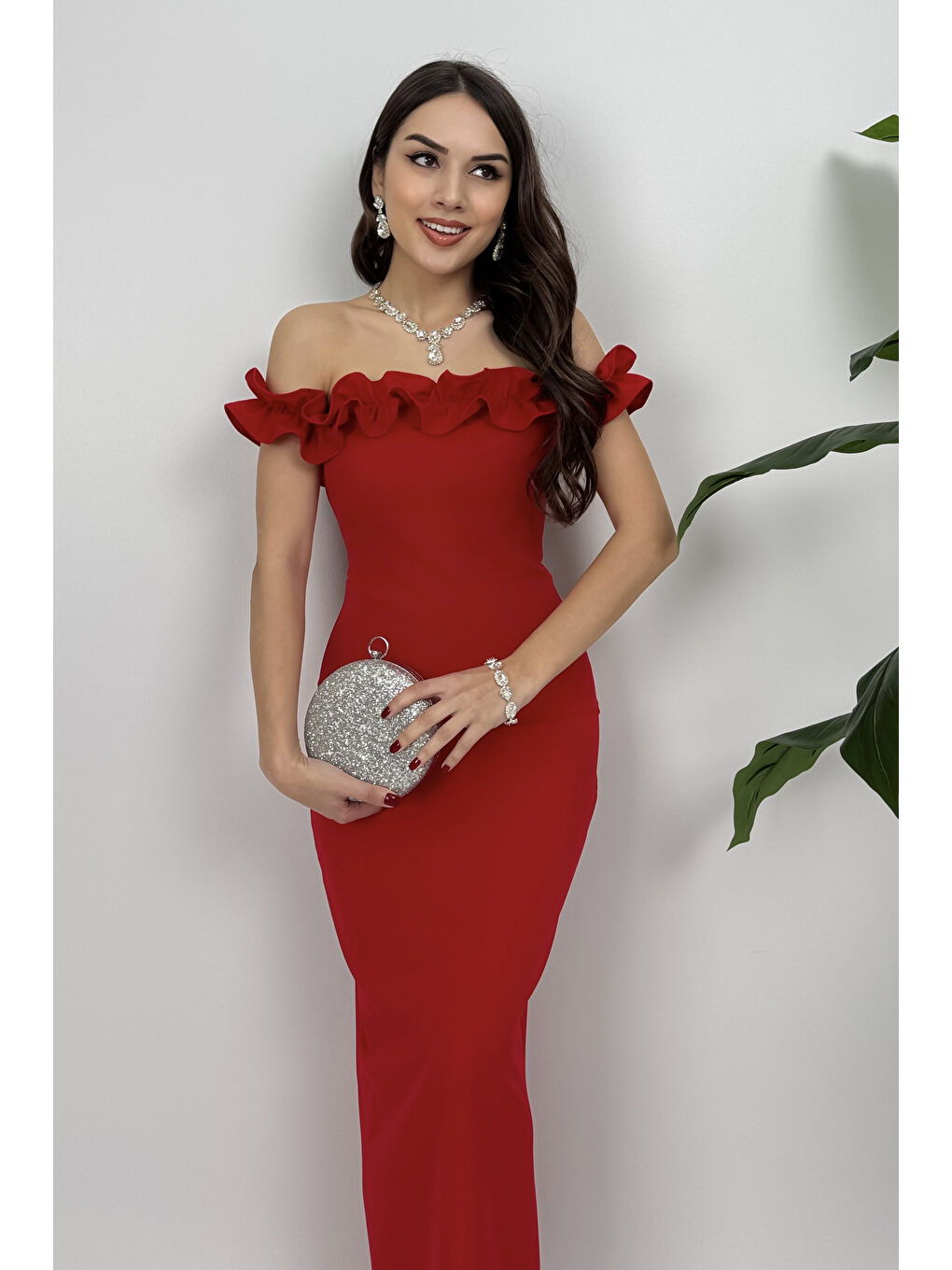 Kadın Kırmızı Fırfırlı Kayık Yaka Uzun Abiye Elbise-1