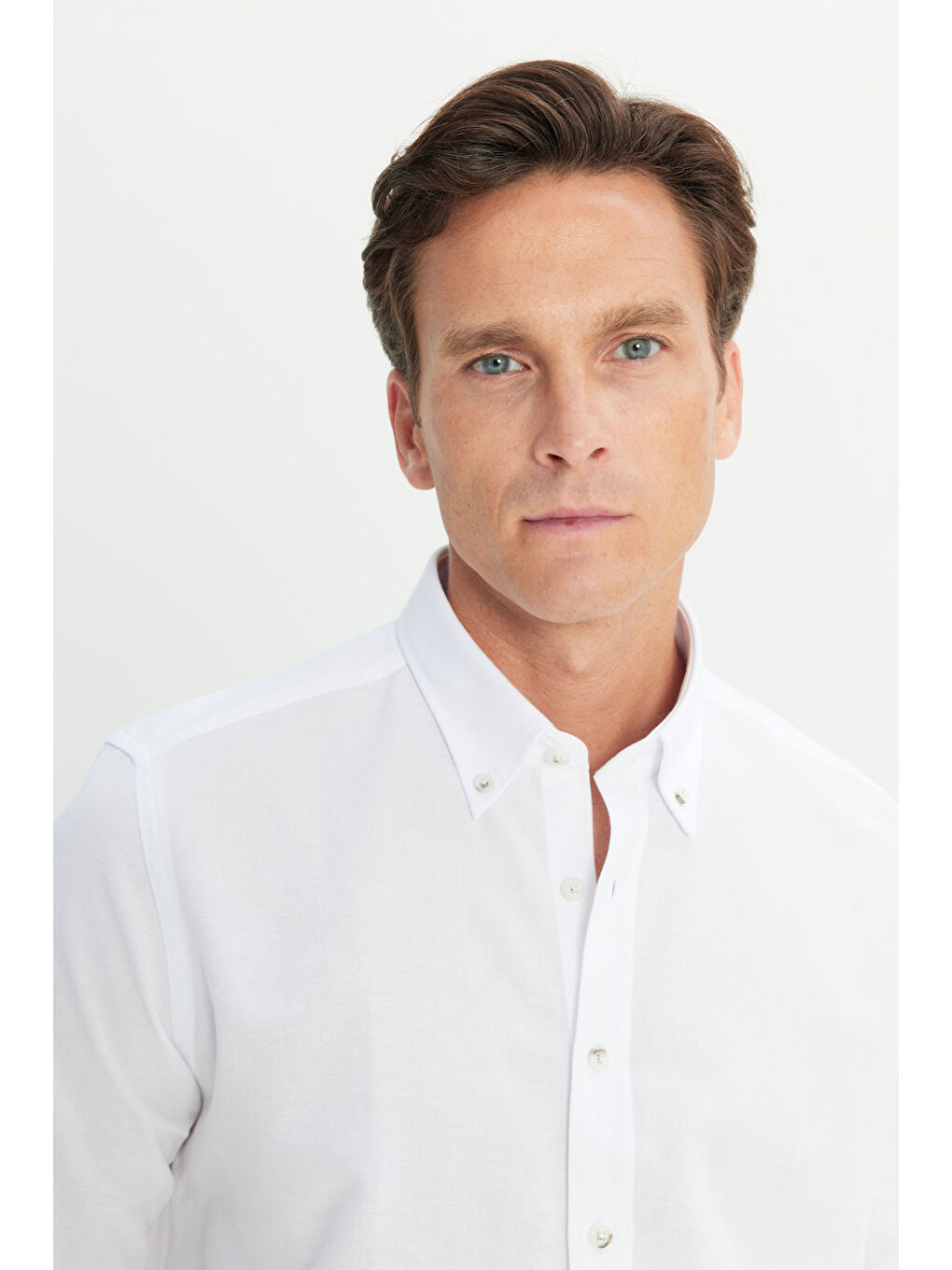 Erkek Beyaz Slim Fit Dar Kesim Düğmeli Yaka Pamuklu Gömlek-4