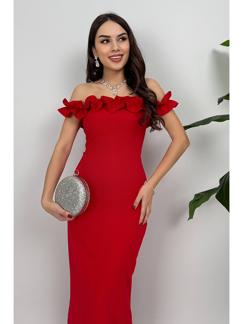 Kadın Kırmızı Fırfırlı Kayık Yaka Uzun Abiye Elbise-3