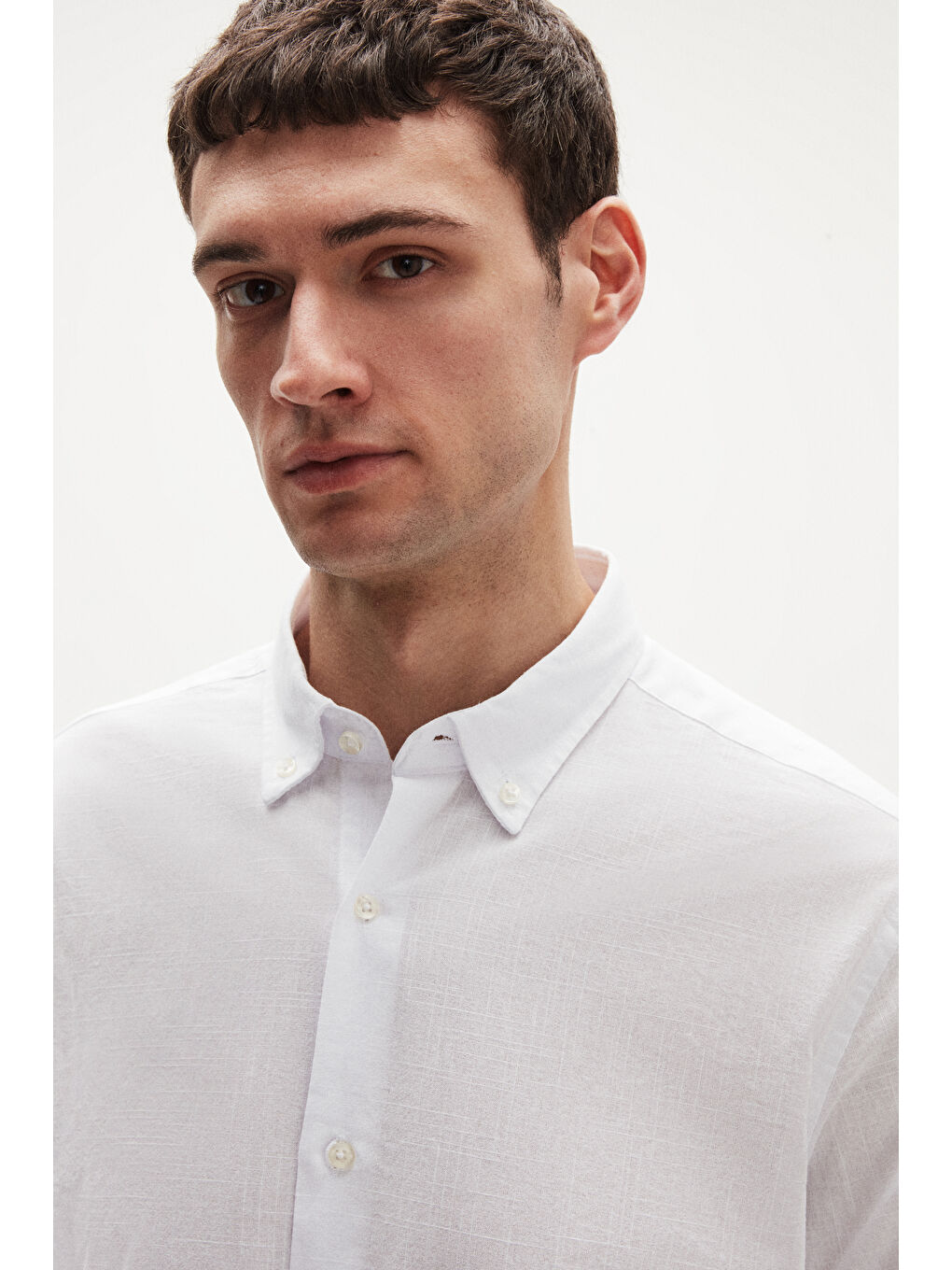 Comfort Beyaz Düğmeli Yaka Rahat Kesim Keten Görünümlü %100 Pamuk Gömlek-1